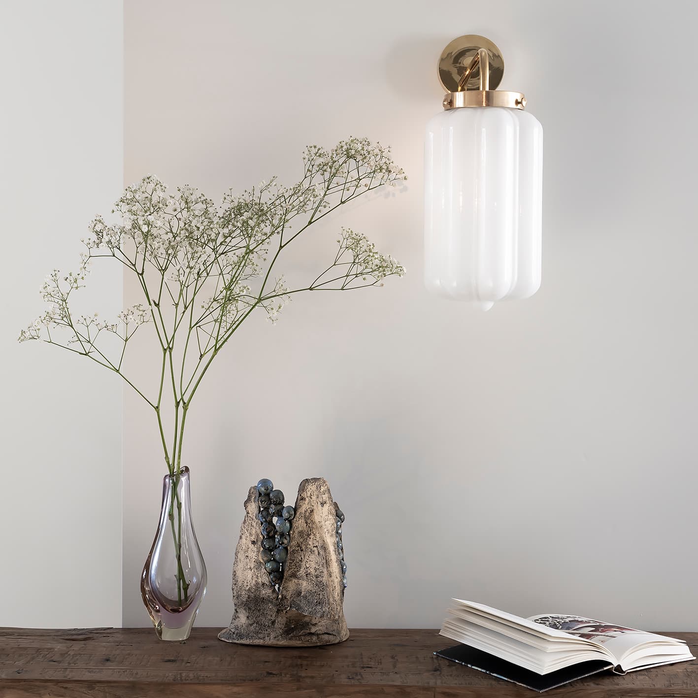 Kinkiet Deco szło opalowe, mosiądz, Embassy Interiors - 79978