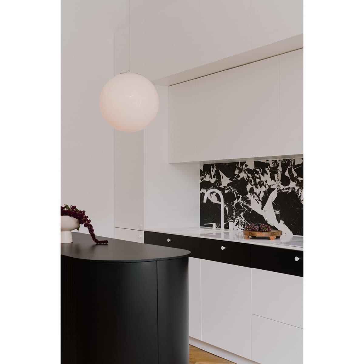Lampa wisząca Biała Kula 300 szkło, nikiel, Embassy Interiors - 76118