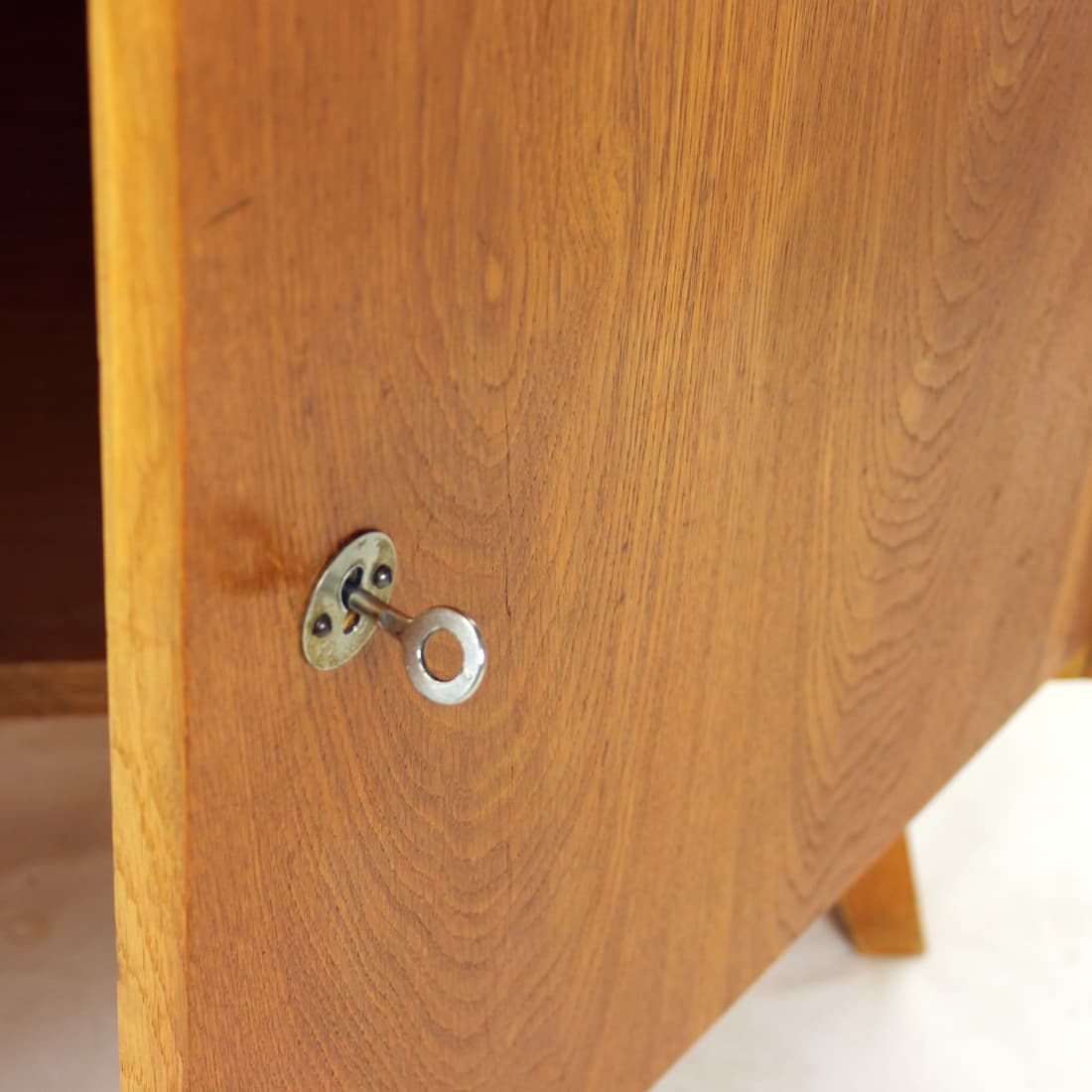 Kredens, dąb brązowy, szkło czarne, Czechosłowacja, lata 60. - 76331