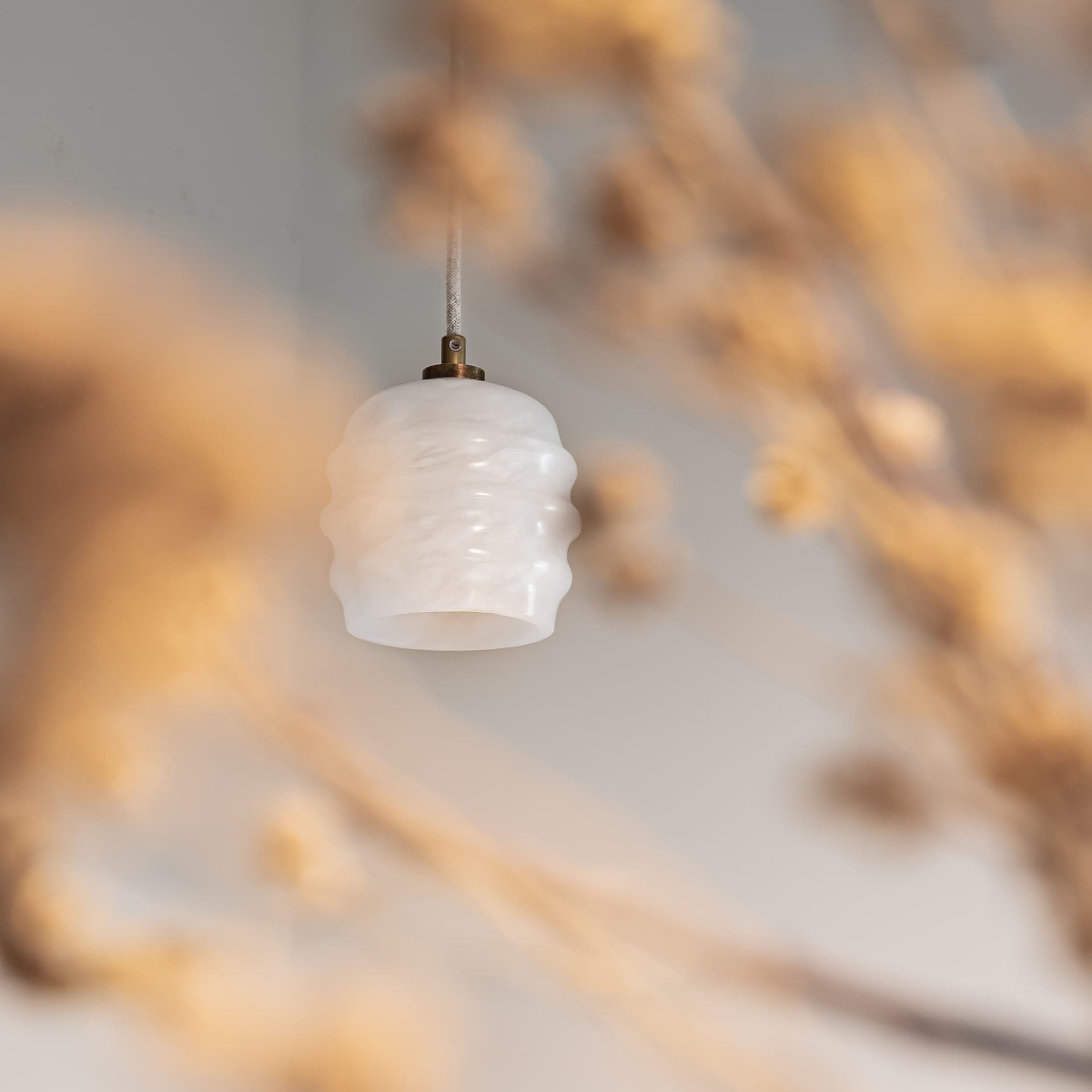 Lampa wisząca Kalliope biały alabaster, mosiądz, Embassy Interiors - 77443