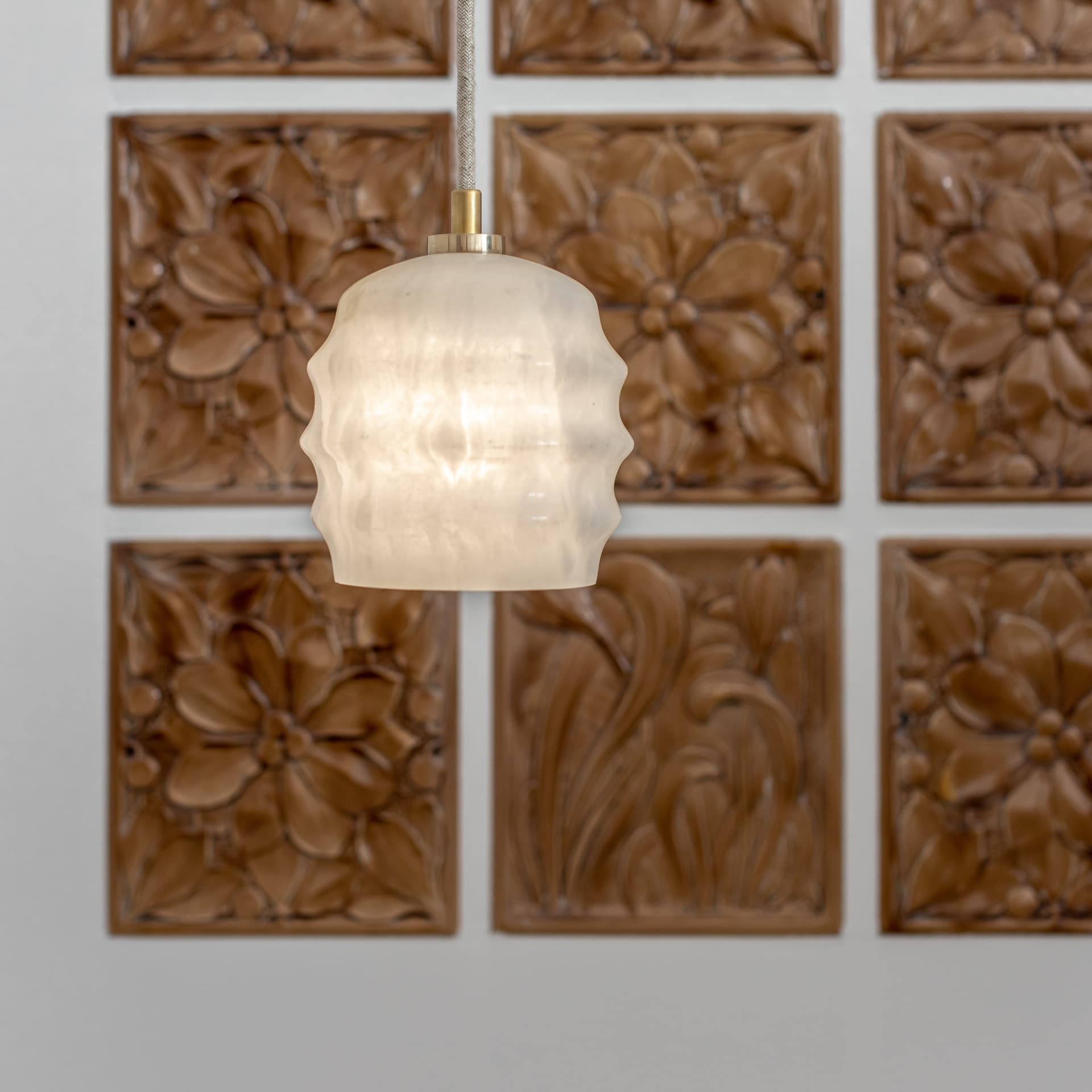 Lampa wisząca Kalliope biały alabaster, mosiądz, Embassy Interiors - 77449