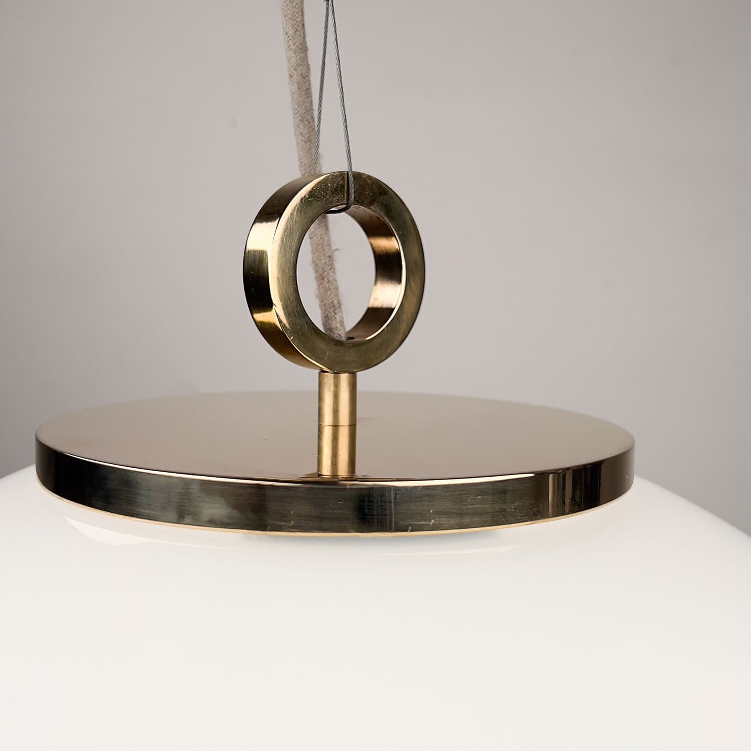 Lampa wisząca z pierścieniem Biała Kula 500 szkło, mosiądz, Embassy Interiors - 77400