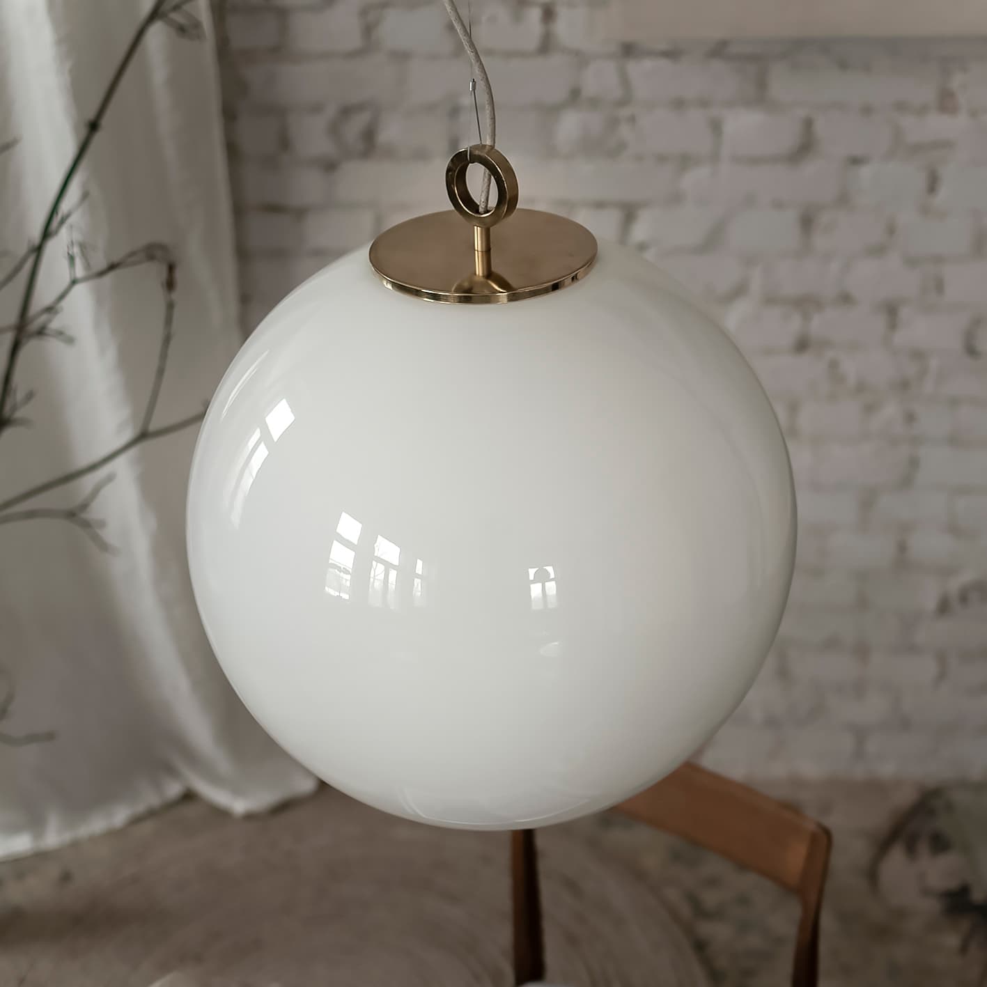 Lampa wisząca z pierścieniem Biała Kula 500 szkło, mosiądz, Embassy Interiors - 77397