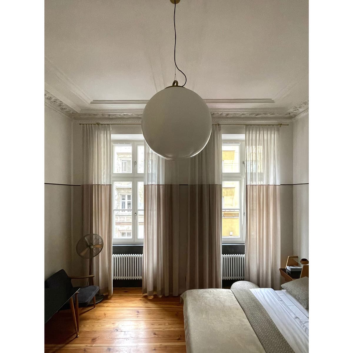 Lampa wisząca z pierścieniem Biała Kula 500 szkło, mosiądz, Embassy Interiors - 77395