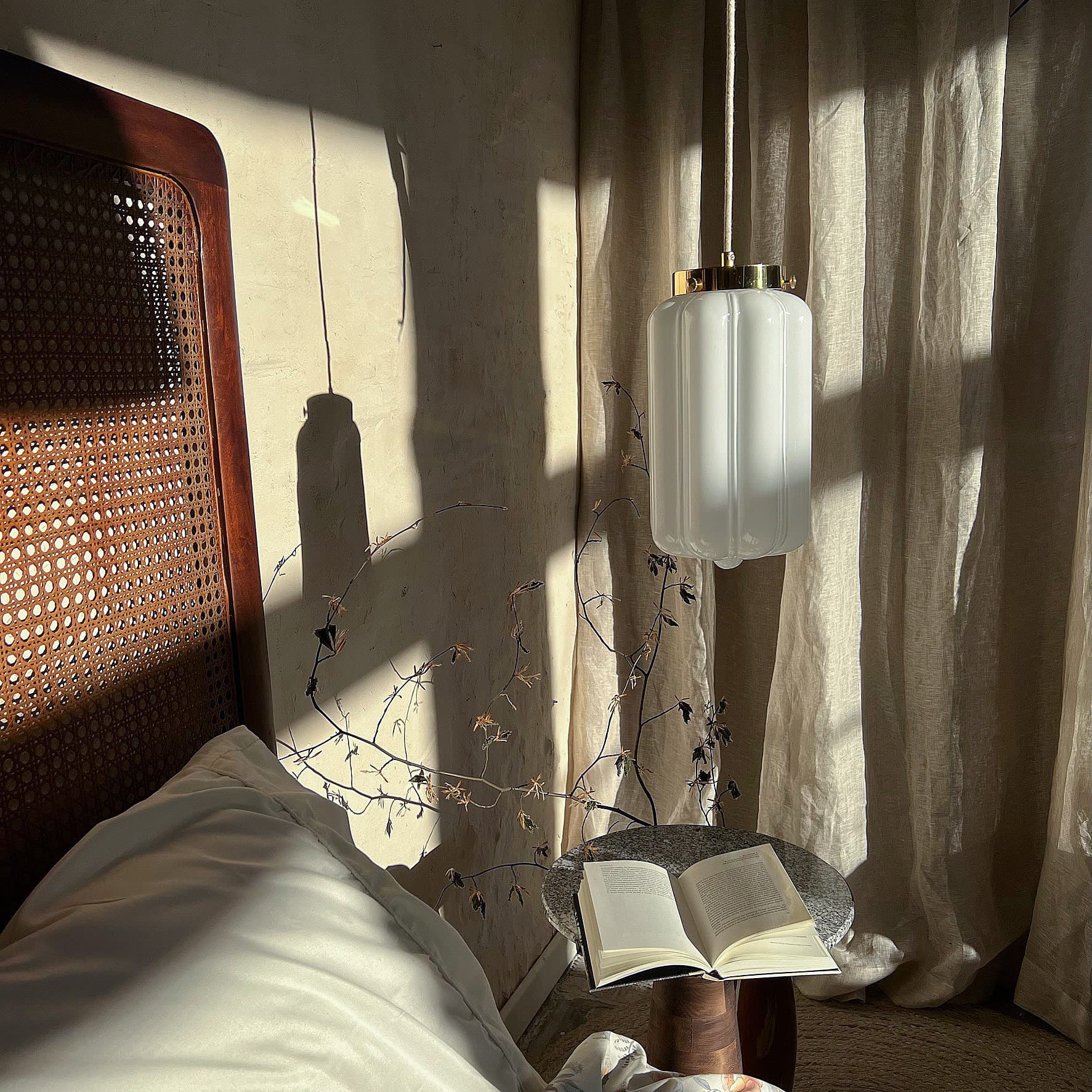 Lampa wisząca Deco szkło opalowe, mosiądz, Embassy Interiors - 77315