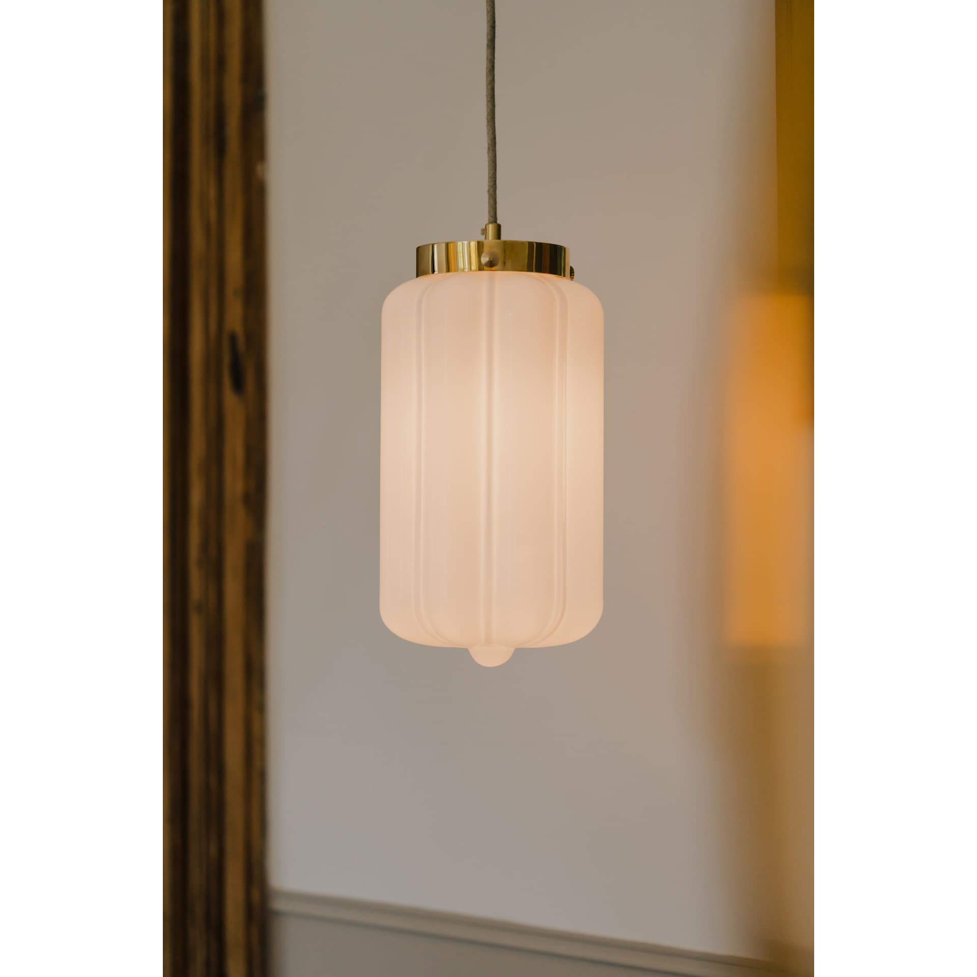 Lampa wisząca Deco szkło opalowe, mosiądz, Embassy Interiors - 77318