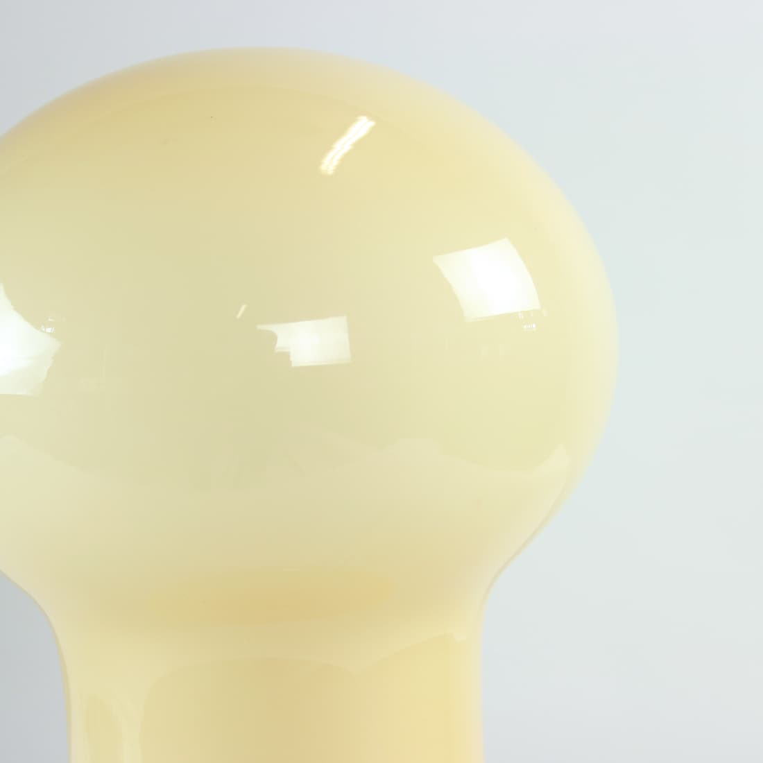 Lampa stołowa, beżowa, szkło, proj. I. Jakes, OPP Jihlava, Czechosłowacja, lata 60. - 90931