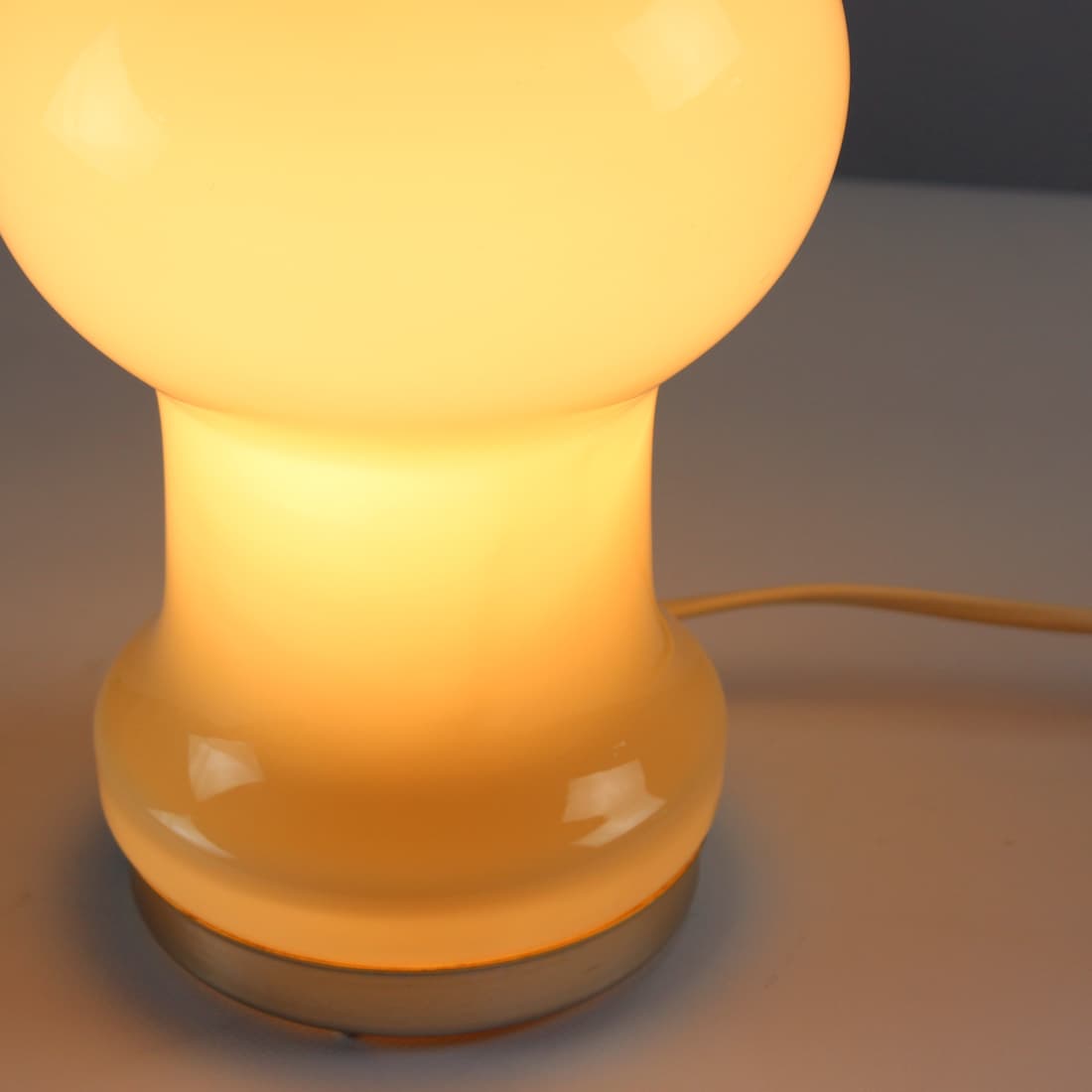 Lampa stołowa, beżowa, szkło, proj. I. Jakes, OPP Jihlava, Czechosłowacja, lata 60. - 90933