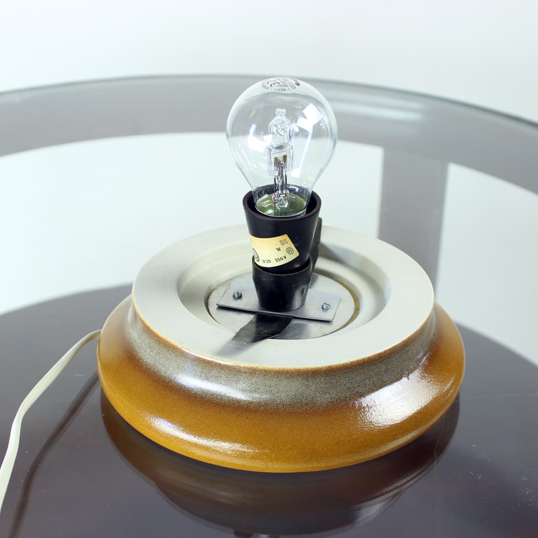 Lampa stołowa, ceramika brązowa, szkło białe, proj. I. Jakes, OPP Jihlava, Czechosłowacja, lata 60. - 91050