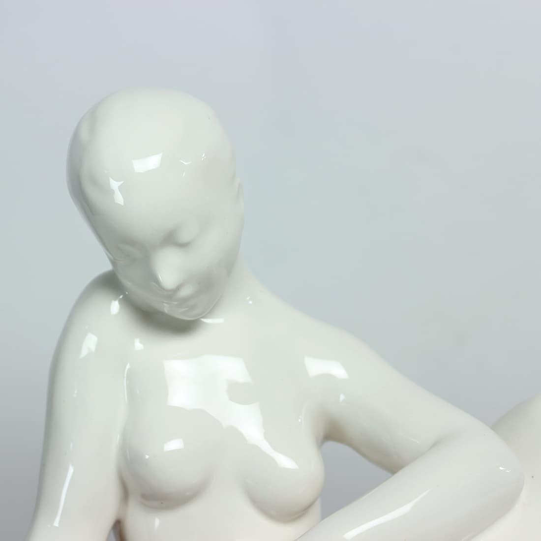 Figura czytającej kobiety, biała porcelana, Czechosłowacja, lata 60. - 91091