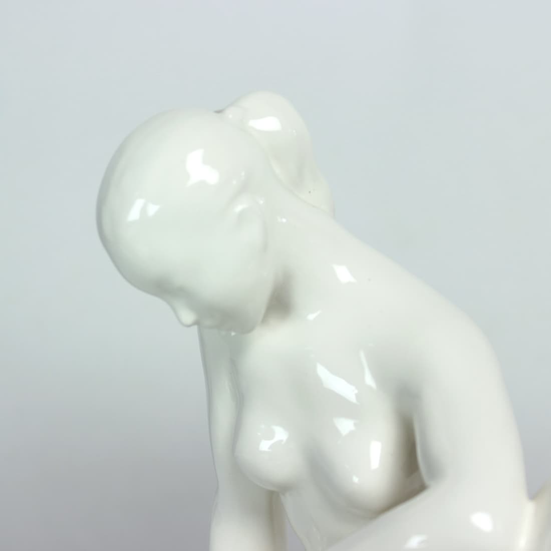 Figura czytającej kobiety, biała porcelana, Czechosłowacja, lata 60. - 91090