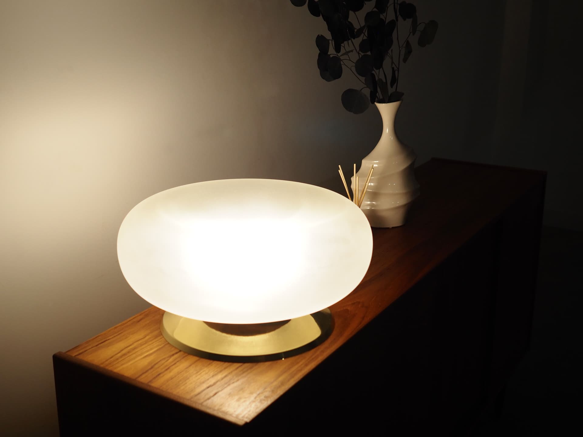 Lampa biurkowa, złoty mosiądz, szkło mleczne, Włochy, lata 70. - 78991