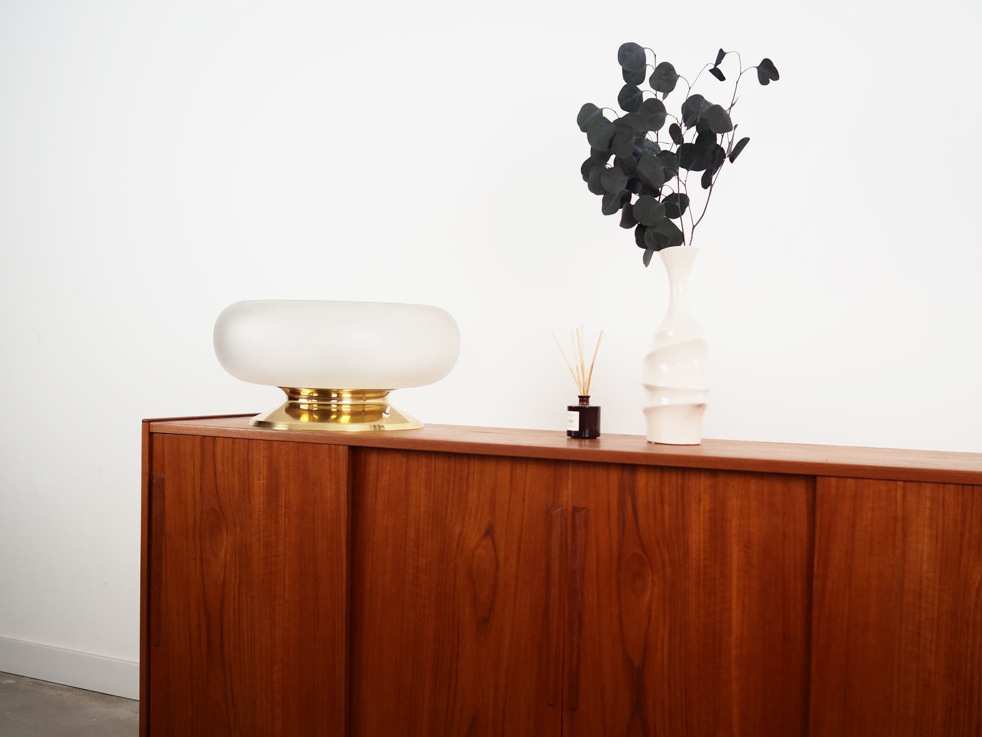 Lampa biurkowa, złoty mosiądz, szkło mleczne, Włochy, lata 70. - 78988