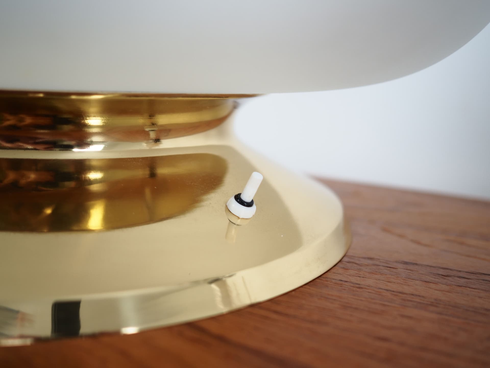 Lampa biurkowa, złoty mosiądz, szkło mleczne, Włochy, lata 70. - 78995