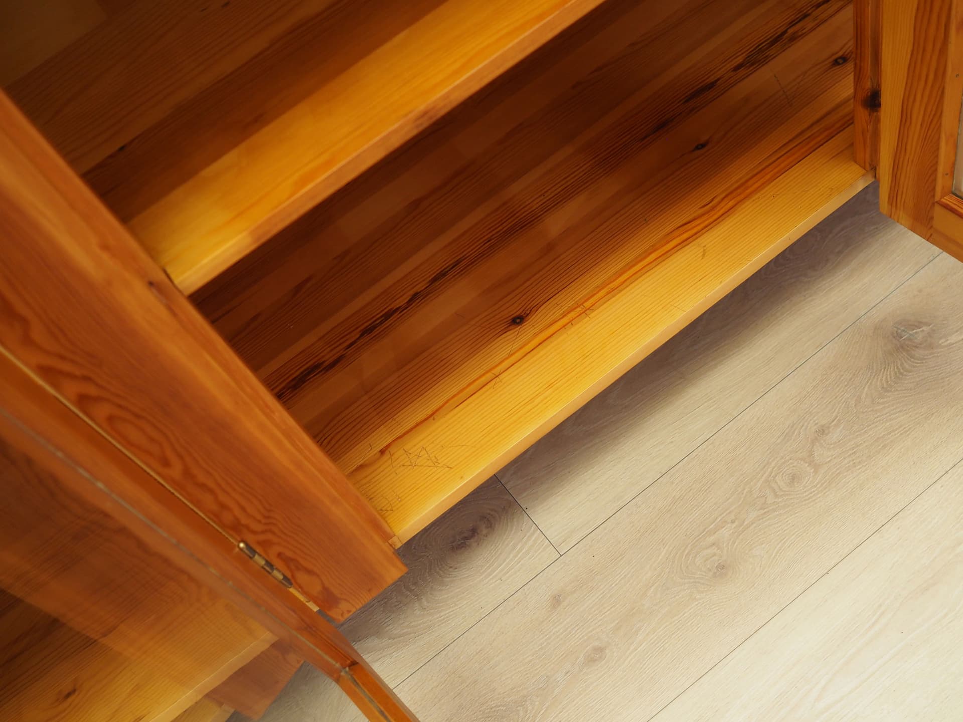 Witryna, sosna jasnobrązowa, szkło, Dania, lata 80. - 79047