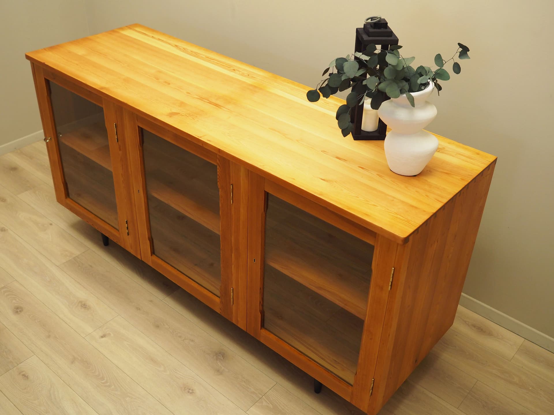 Witryna, sosna jasnobrązowa, szkło, Dania, lata 80. - 79049