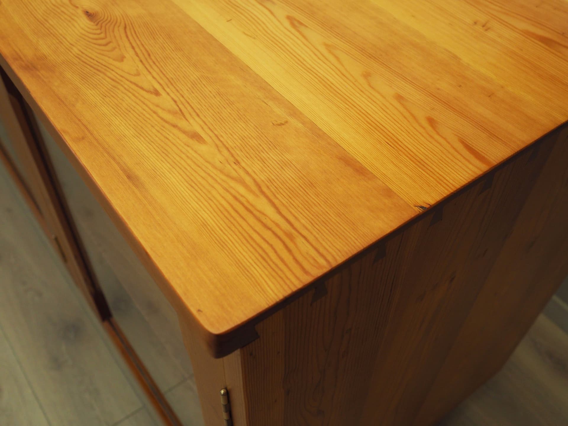 Witryna, sosna jasnobrązowa, szkło, Dania, lata 80. - 79056