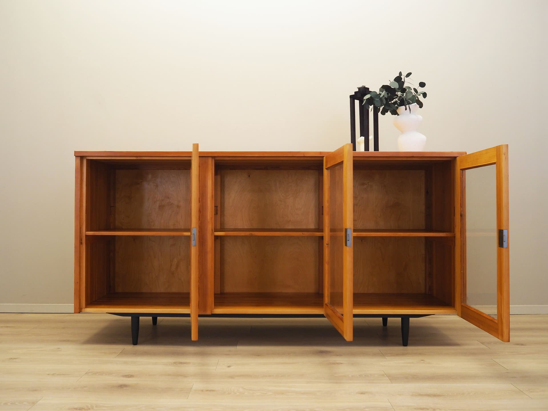 Witryna, sosna jasnobrązowa, szkło, Dania, lata 80. - 79044