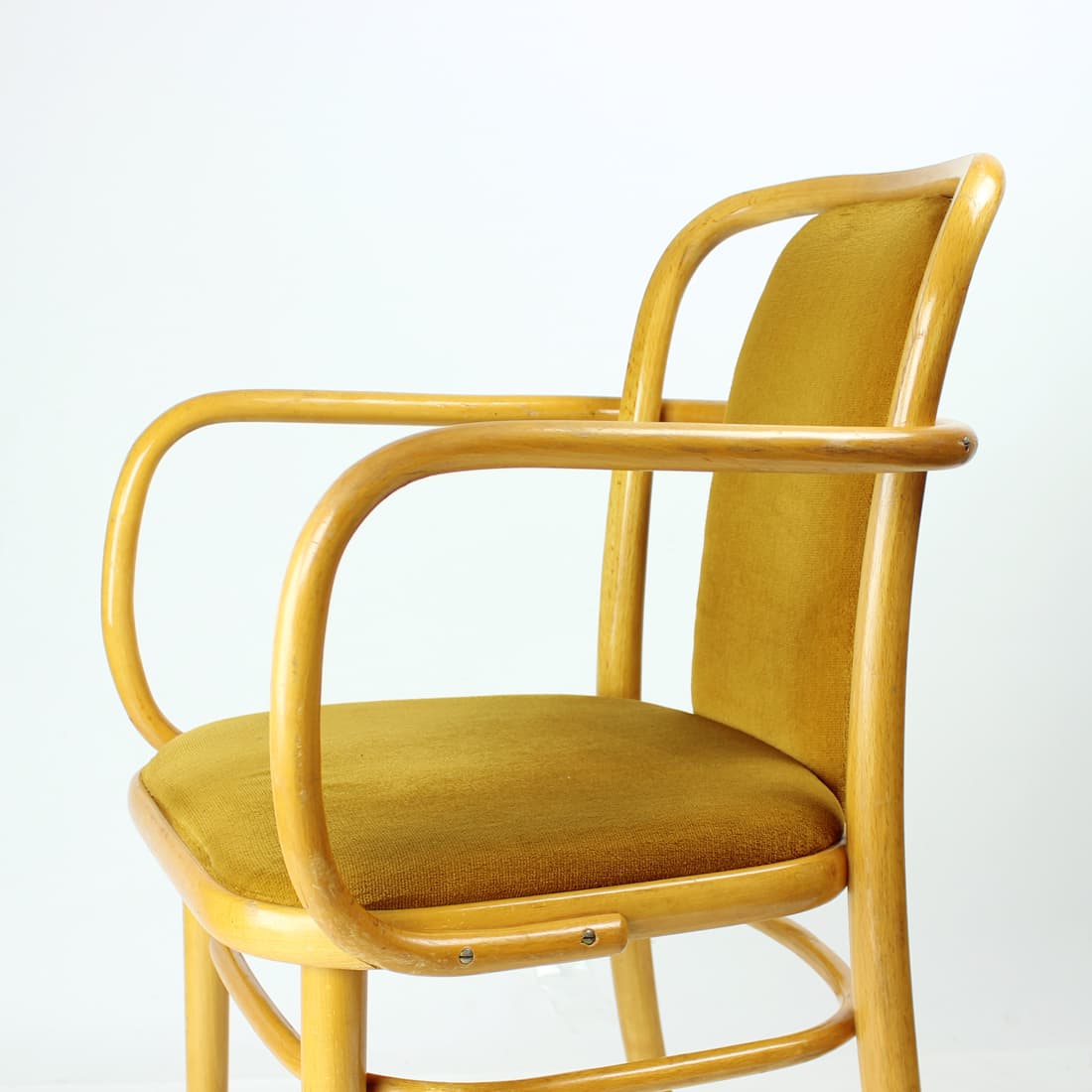 Krzesło, złoty velvet, dąb, proj. J. Hoffmann, TON, Czechosłowacja, lata 30. - 91170