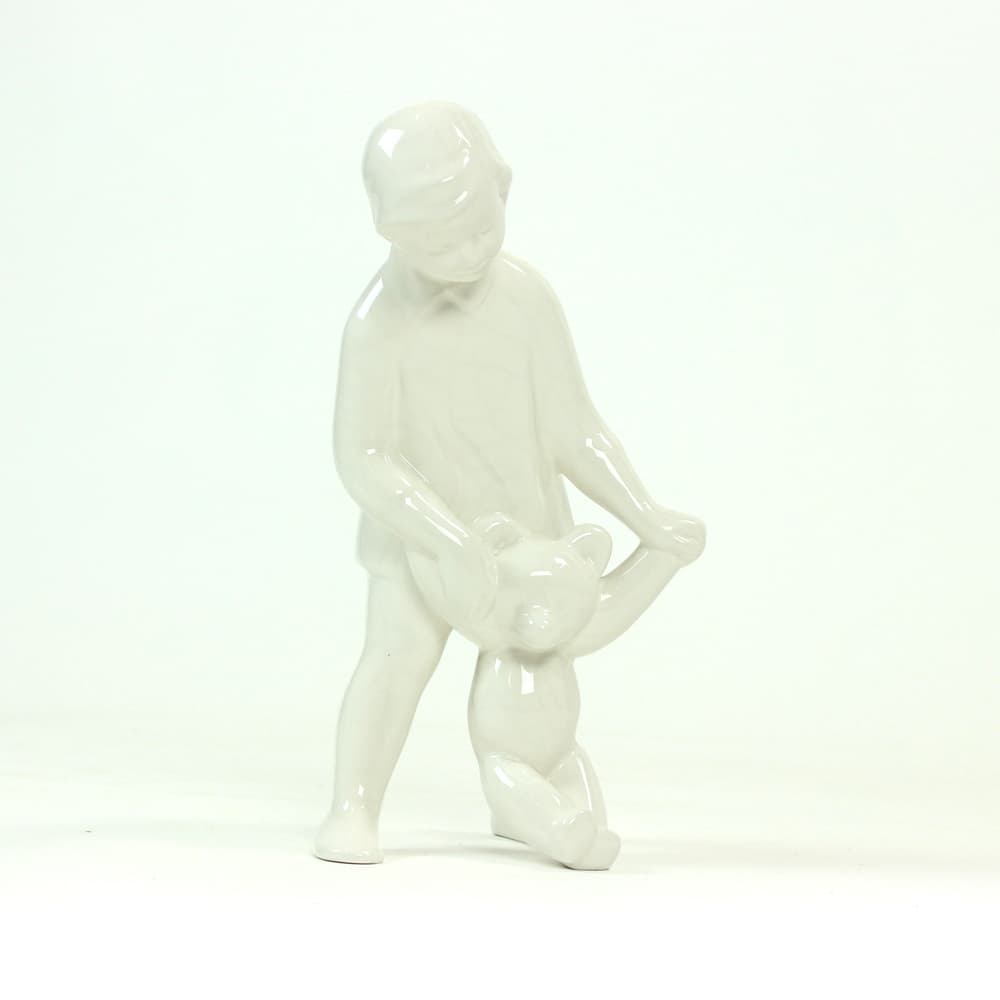 Rzeźba dziewczynka z misiem, biała, porcelana, Czechosłowacja, lata 60. - 91381