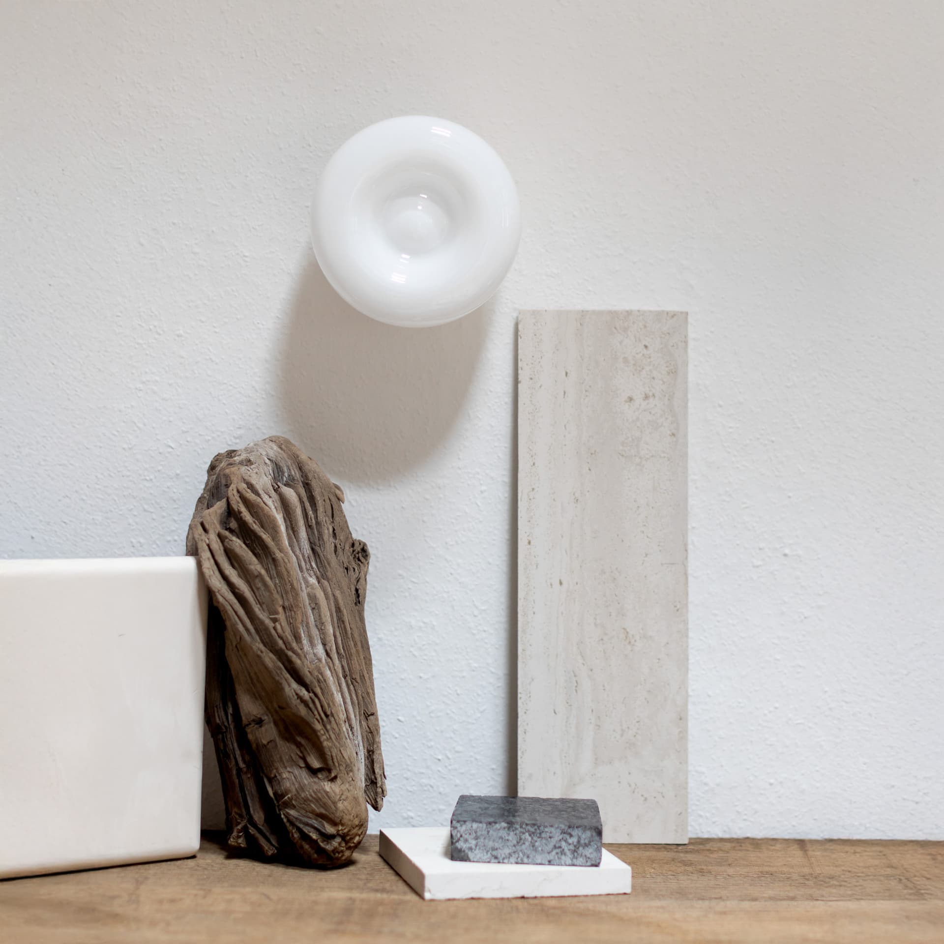 Kinkiet Buoy szło opalowe, mosiądz, Embassy Interiors - 83624