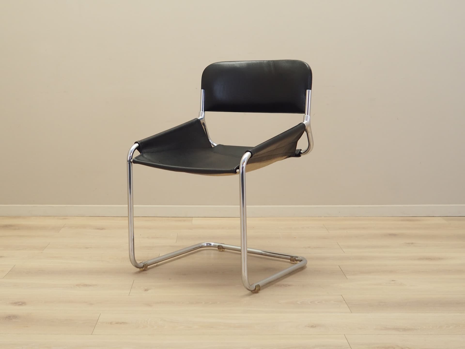 Krzesło, skóra czarna, metal chromowany, Włochy, lata 70. - 80504