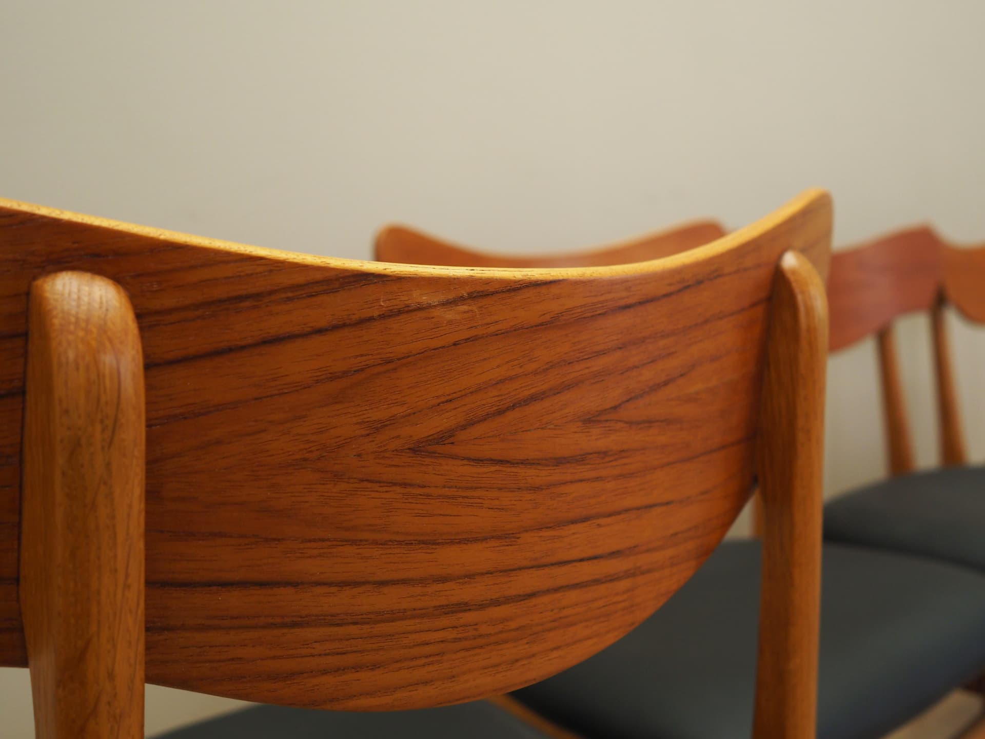 Komplet czterech krzeseł, dąb jasny, teak sklejka, ekoskóra czarna, Dania, lata 70. - 80593