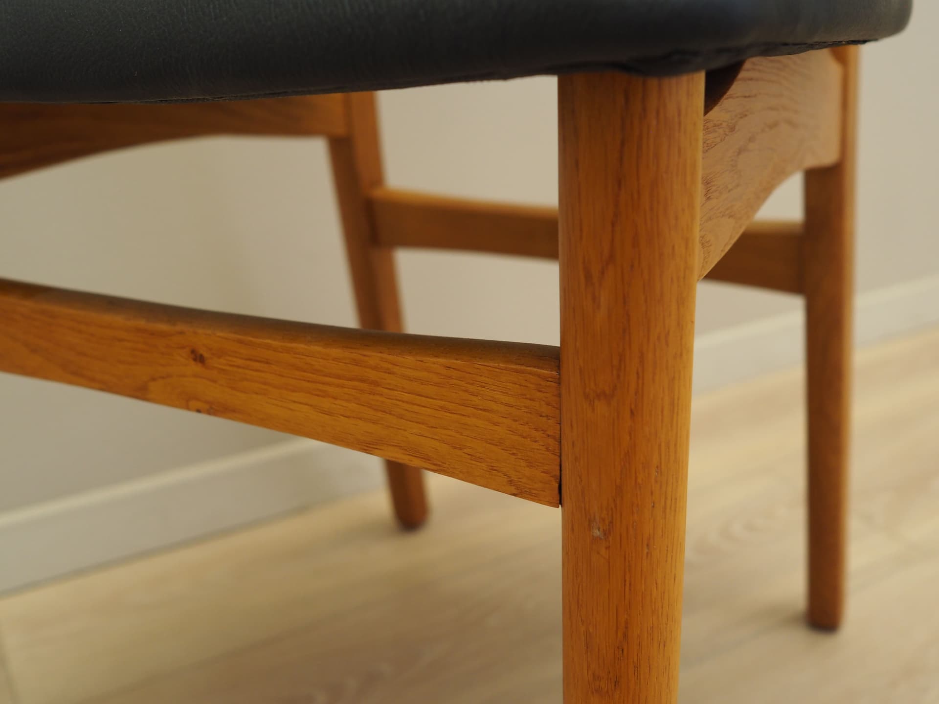 Komplet czterech krzeseł, dąb jasny, teak sklejka, ekoskóra czarna, Dania, lata 70. - 80595