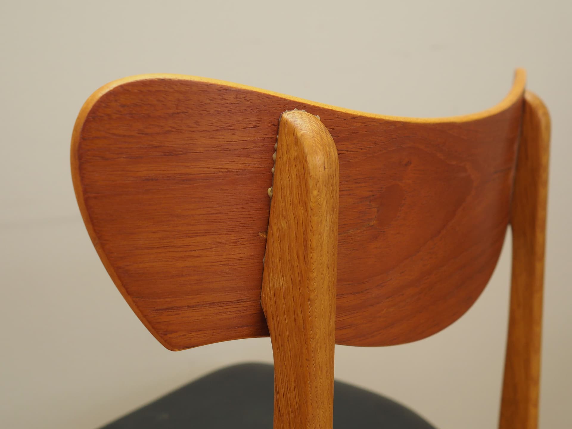 Komplet czterech krzeseł, dąb jasny, teak sklejka, ekoskóra czarna, Dania, lata 70. - 80592