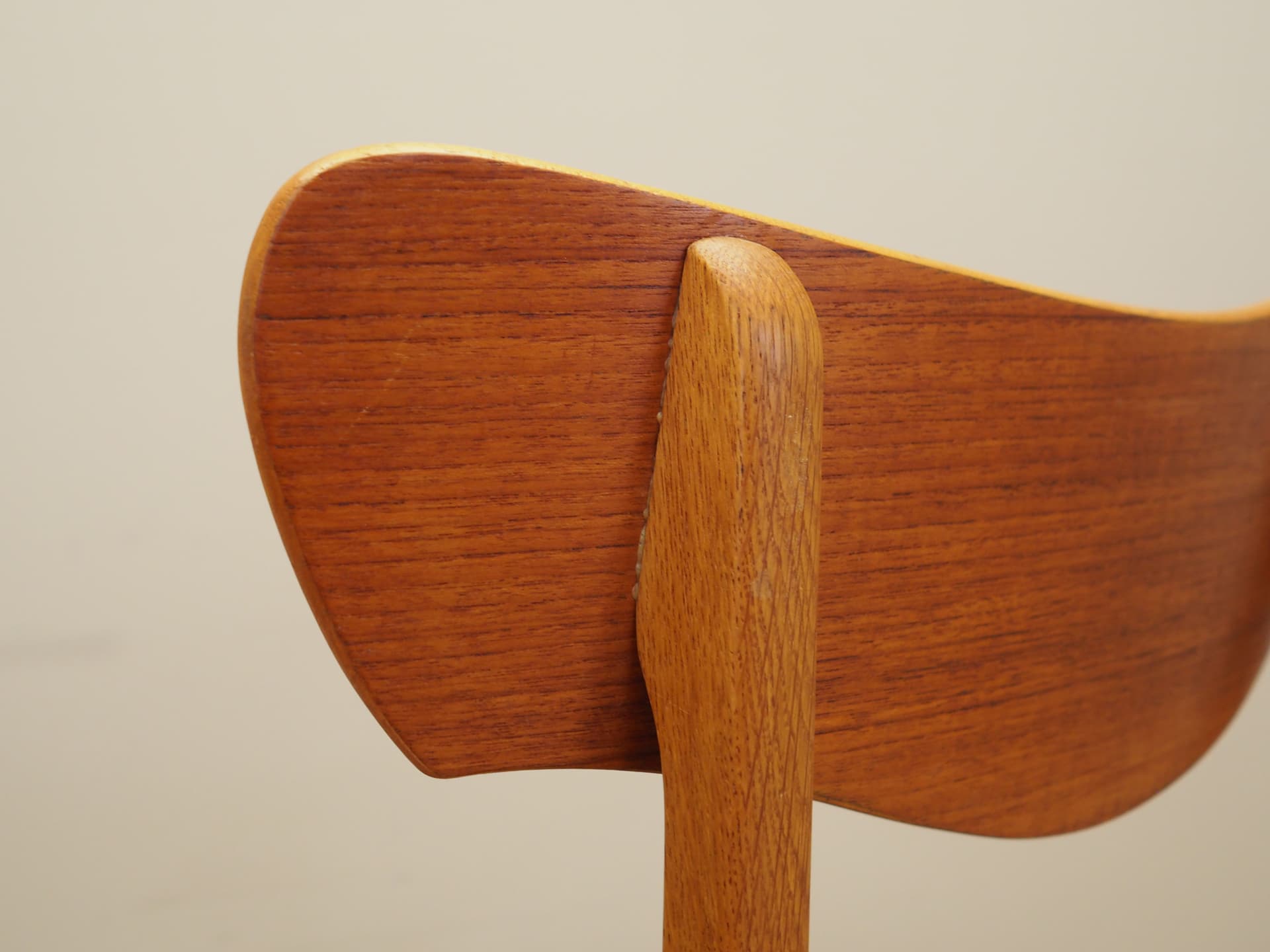 Komplet czterech krzeseł, dąb jasny, teak sklejka, ekoskóra czarna, Dania, lata 70. - 80597