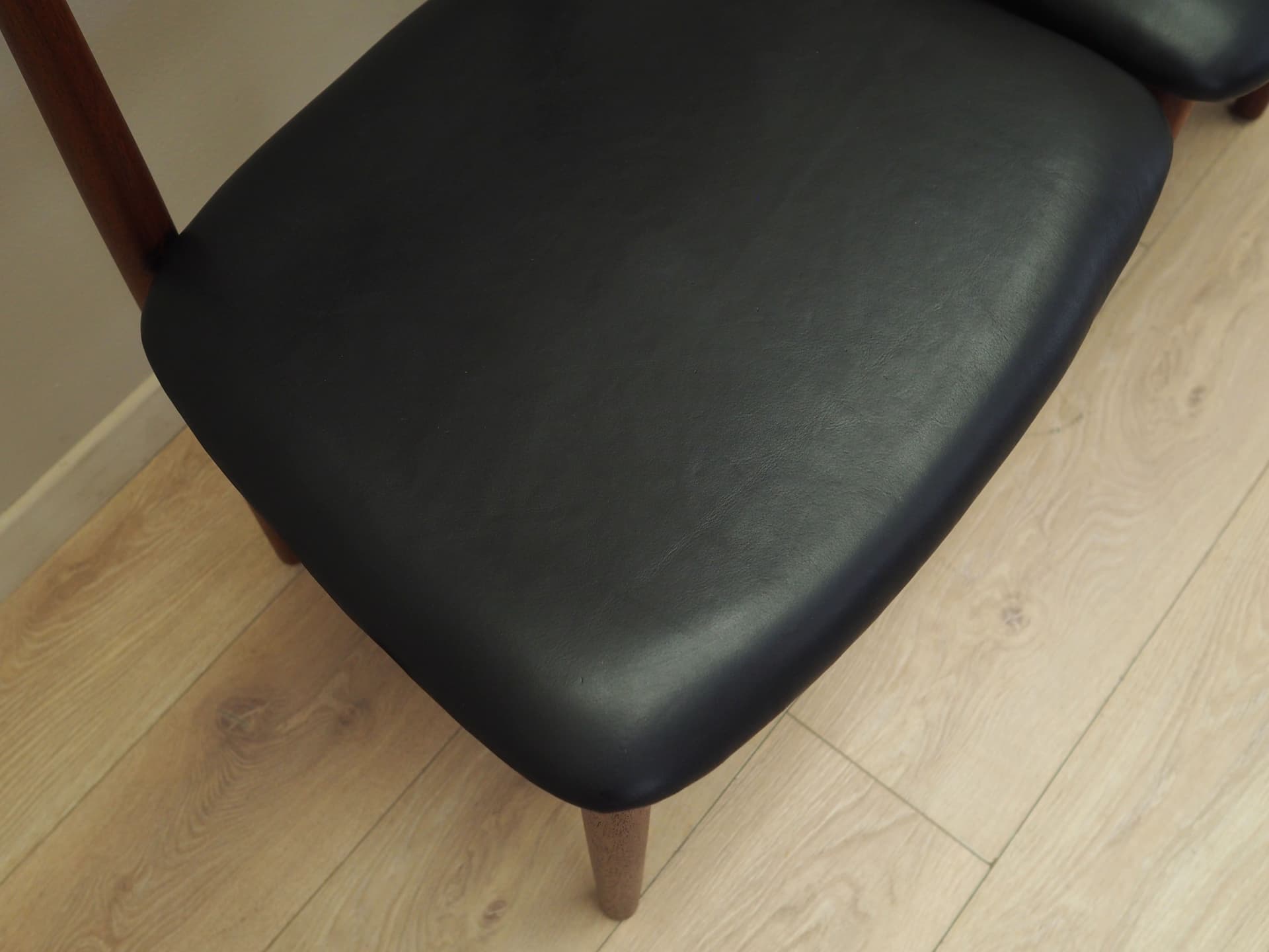 Komplet czterech krzeseł, teak brązowy, skóra czarna, proj. H. Kjærnulf, Bruno Hansen, Dania, lata 60. - 80652