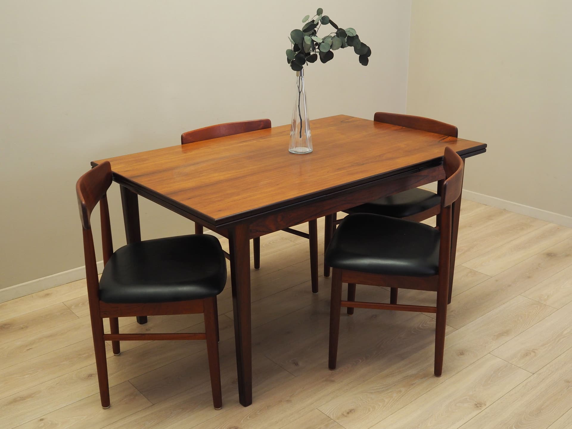 Komplet czterech krzeseł, teak brązowy, skóra czarna, proj. H. Kjærnulf, Bruno Hansen, Dania, lata 60. - 80654