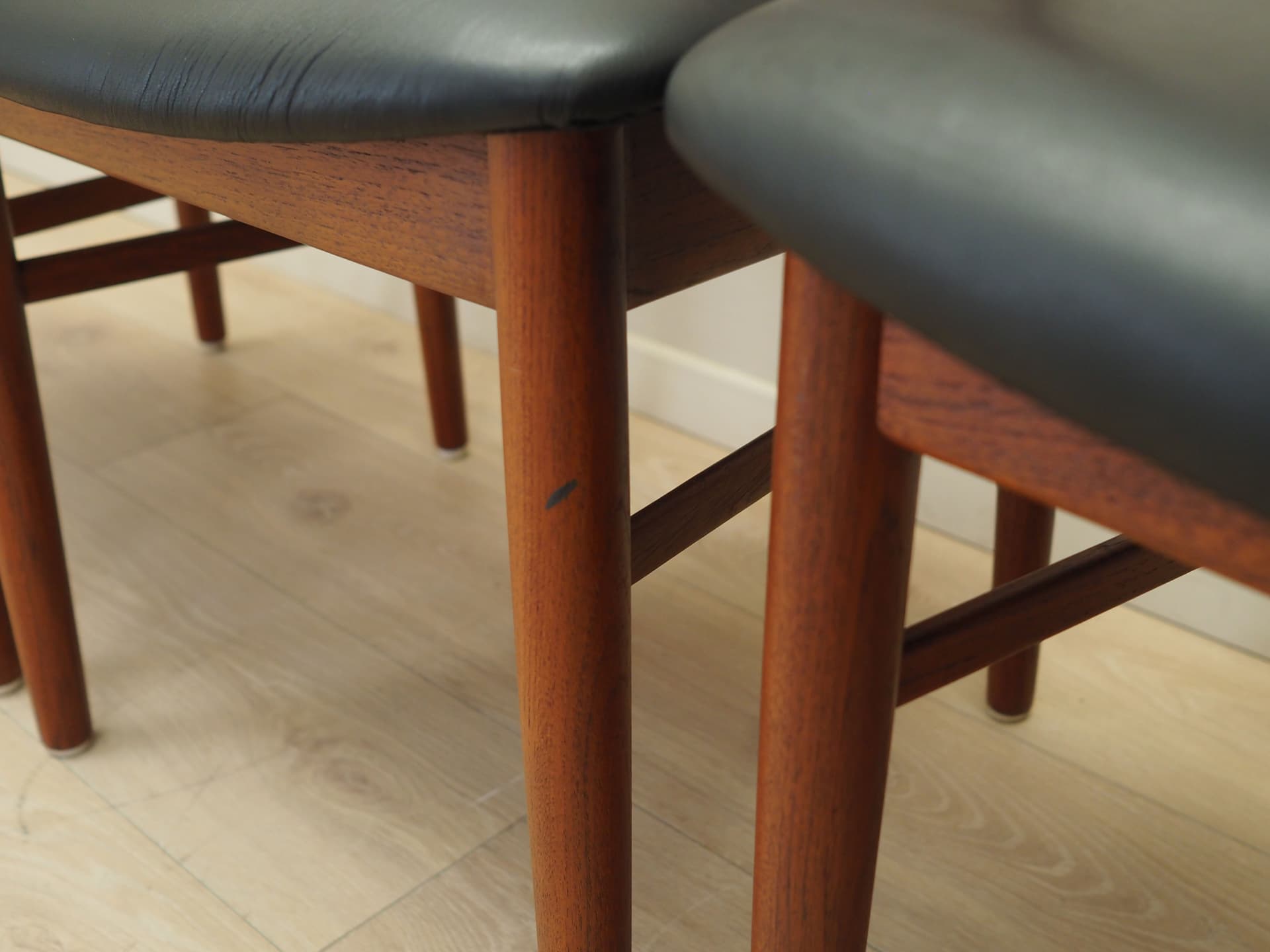 Komplet czterech krzeseł, teak brązowy, skóra czarna, proj. H. Kjærnulf, Bruno Hansen, Dania, lata 60. - 80659