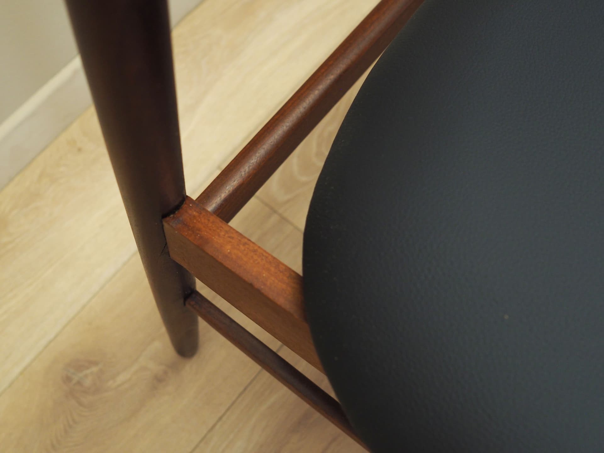 Komplet czterech krzeseł, teak brązowy, ekoskóra czarna, Dania, lata 60. - 80674