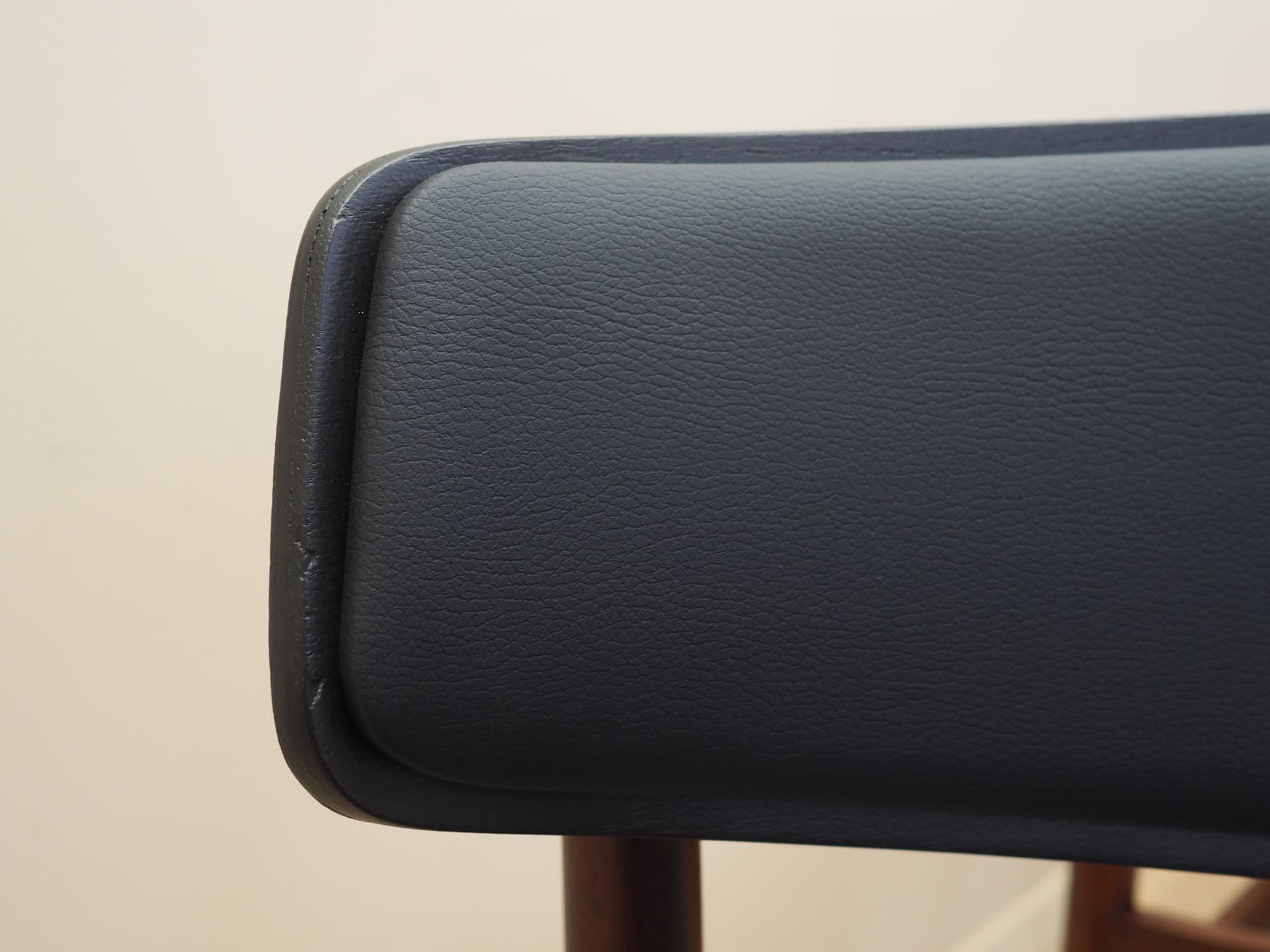 Komplet czterech krzeseł, teak brązowy, ekoskóra czarna, Dania, lata 60. - 80676