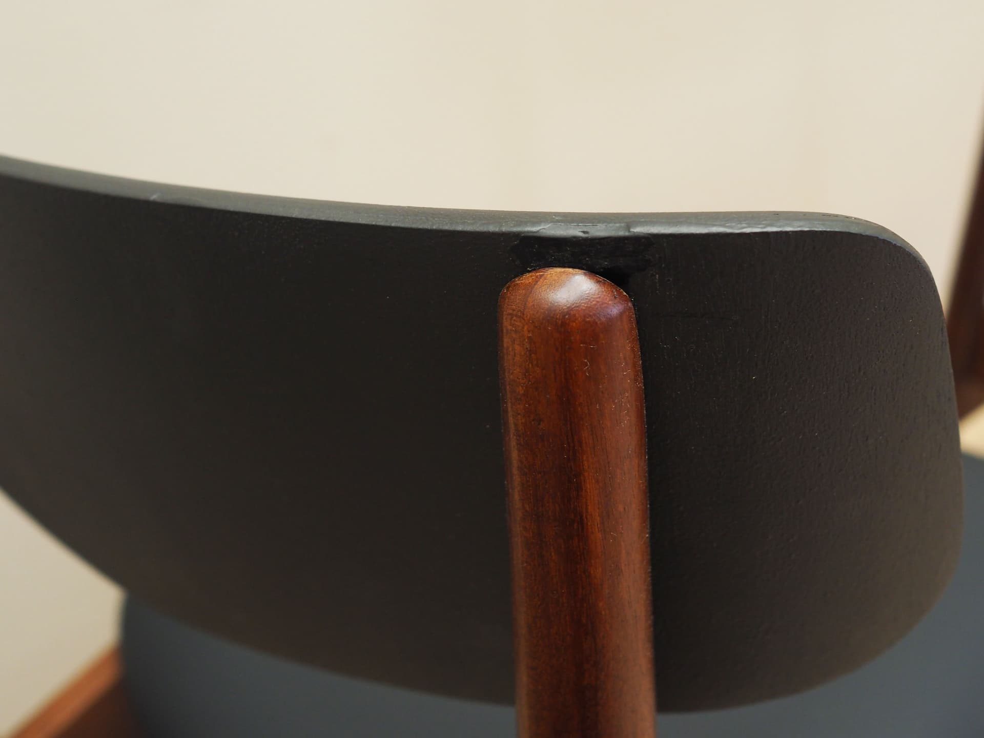 Komplet czterech krzeseł, teak brązowy, ekoskóra czarna, Dania, lata 60. - 80675