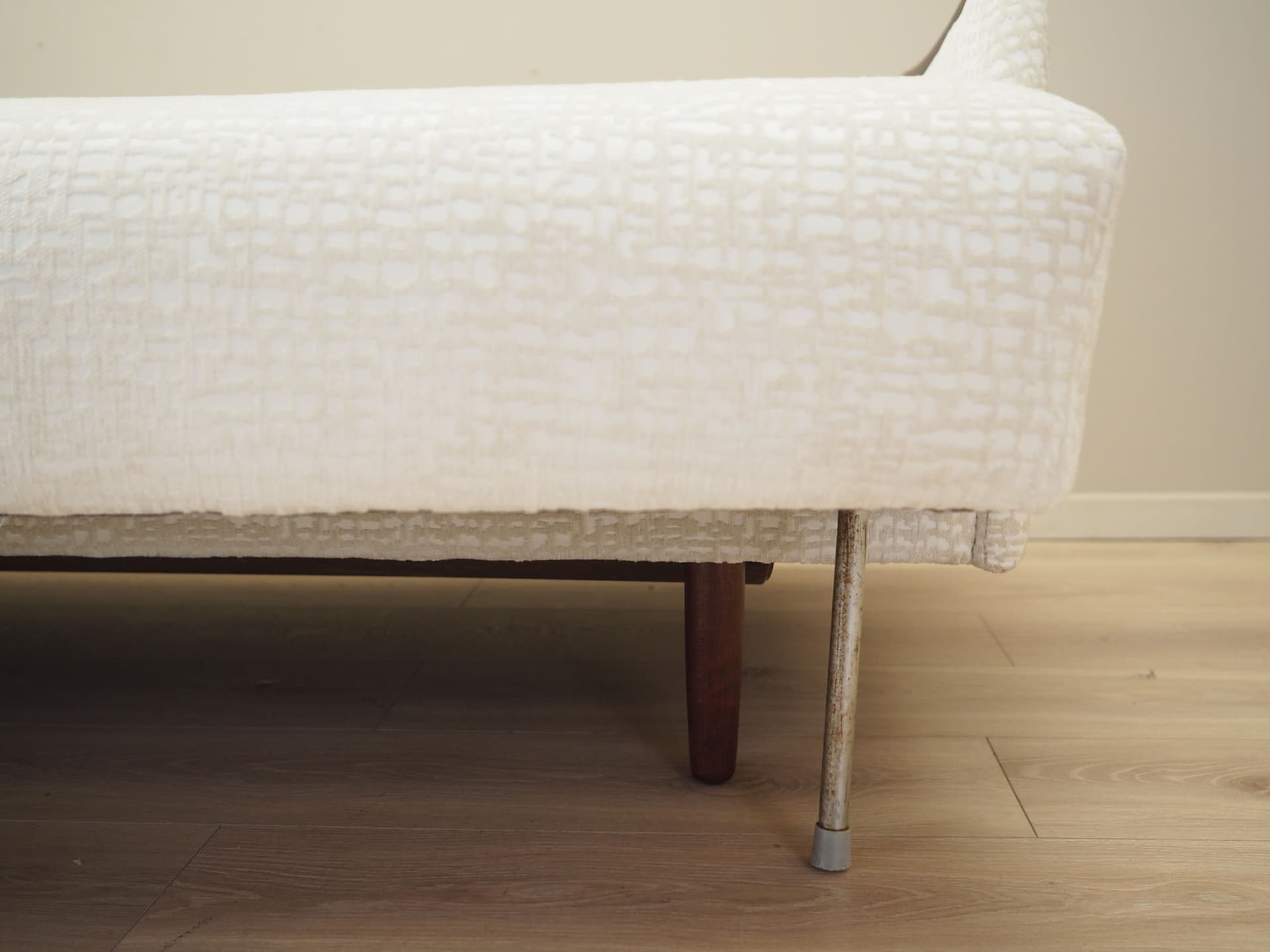 Sofa rozkładana, ivory white, tkanina, drewno teak, Dania, lata 70. - 80840