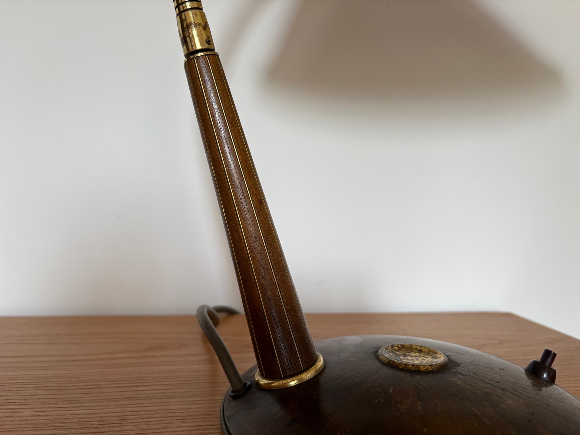 Lampa stołowa, orzech jasnobrązowy, mosiądz, Temde Leuchten, Niemcy, lata 60. - 81000