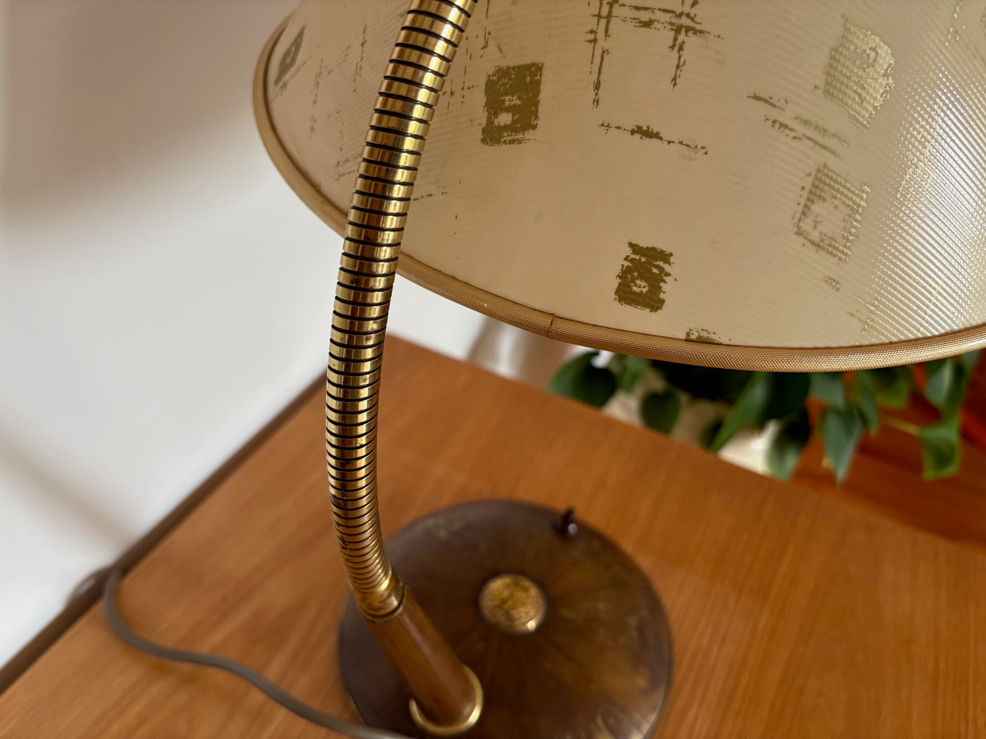 Lampa stołowa, orzech jasnobrązowy, mosiądz, Temde Leuchten, Niemcy, lata 60. - 81004