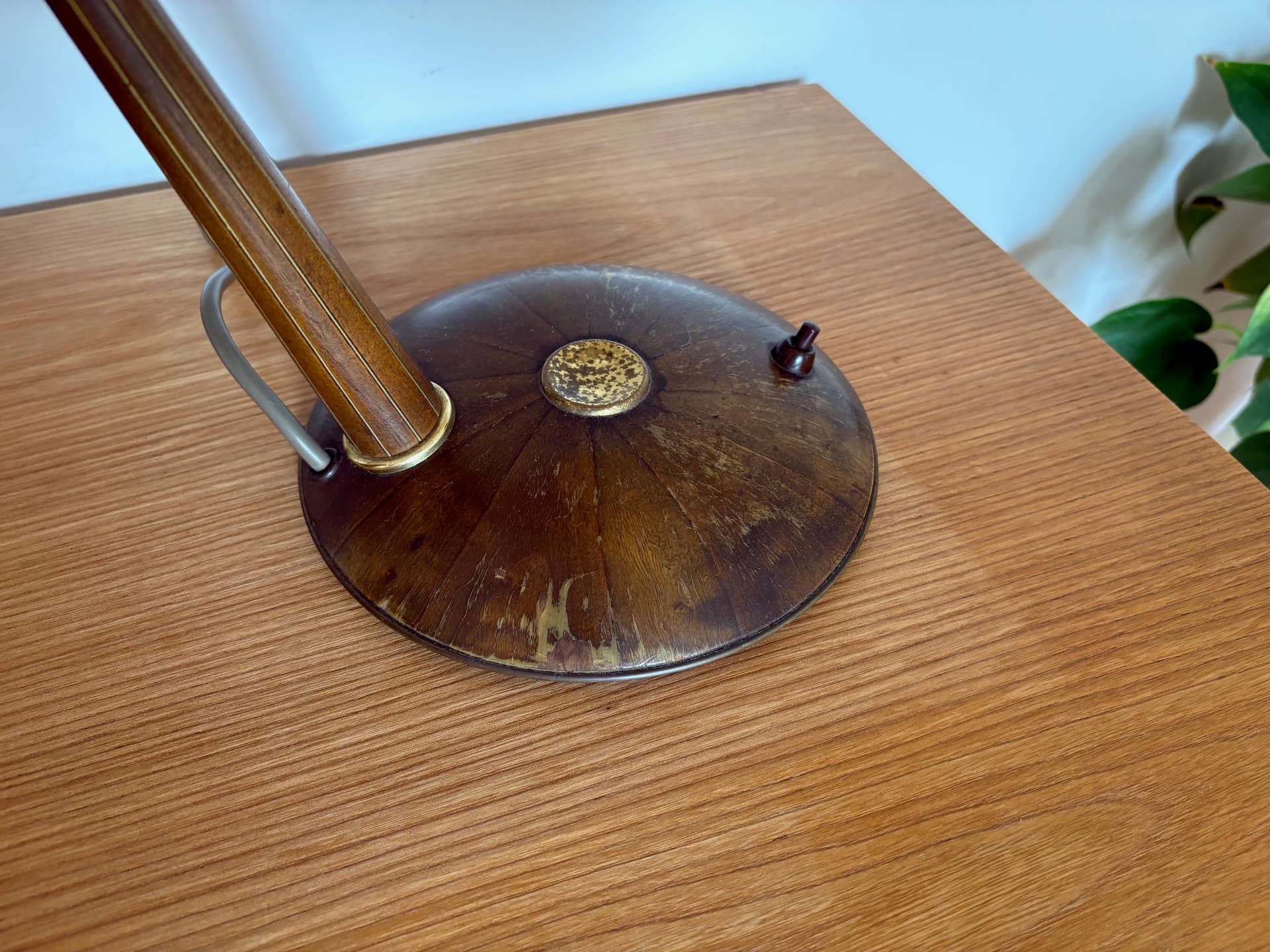 Lampa stołowa, orzech jasnobrązowy, mosiądz, Temde Leuchten, Niemcy, lata 60. - 80998