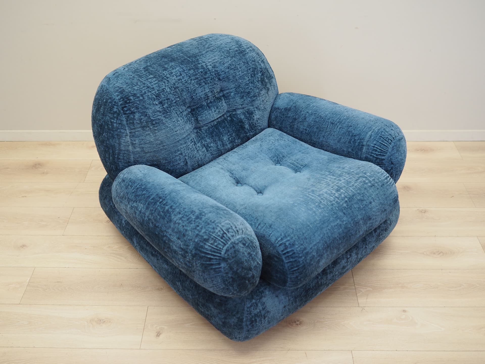 Armchair, blue velvet, Italy, 1970s. - 81115