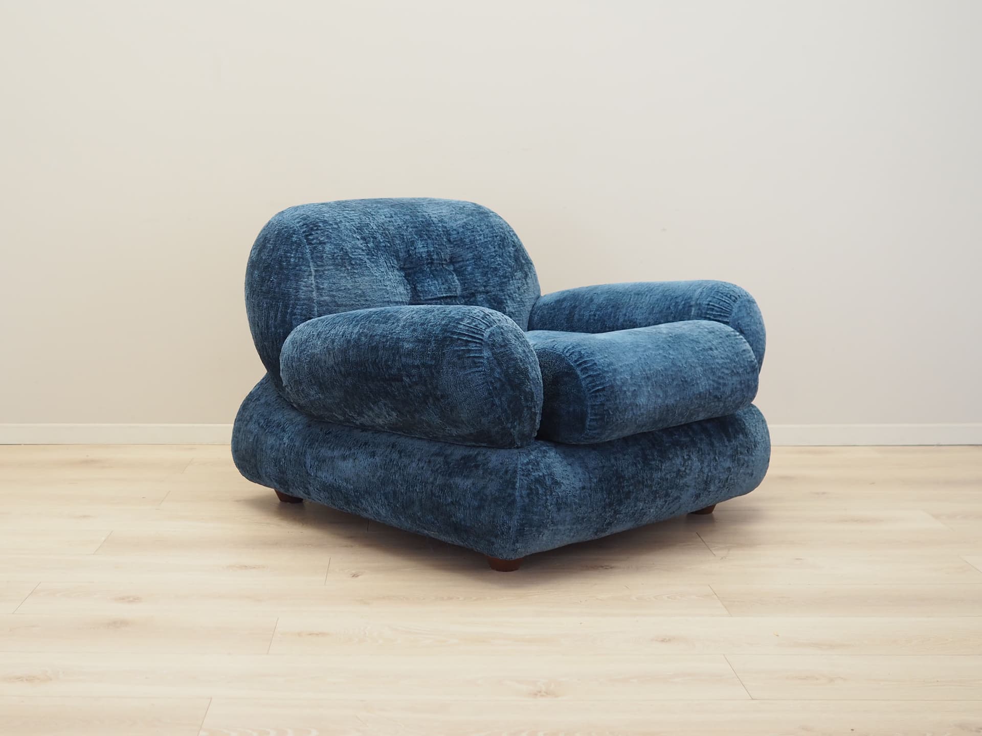 Armchair, blue velvet, Italy, 1970s. - 81112