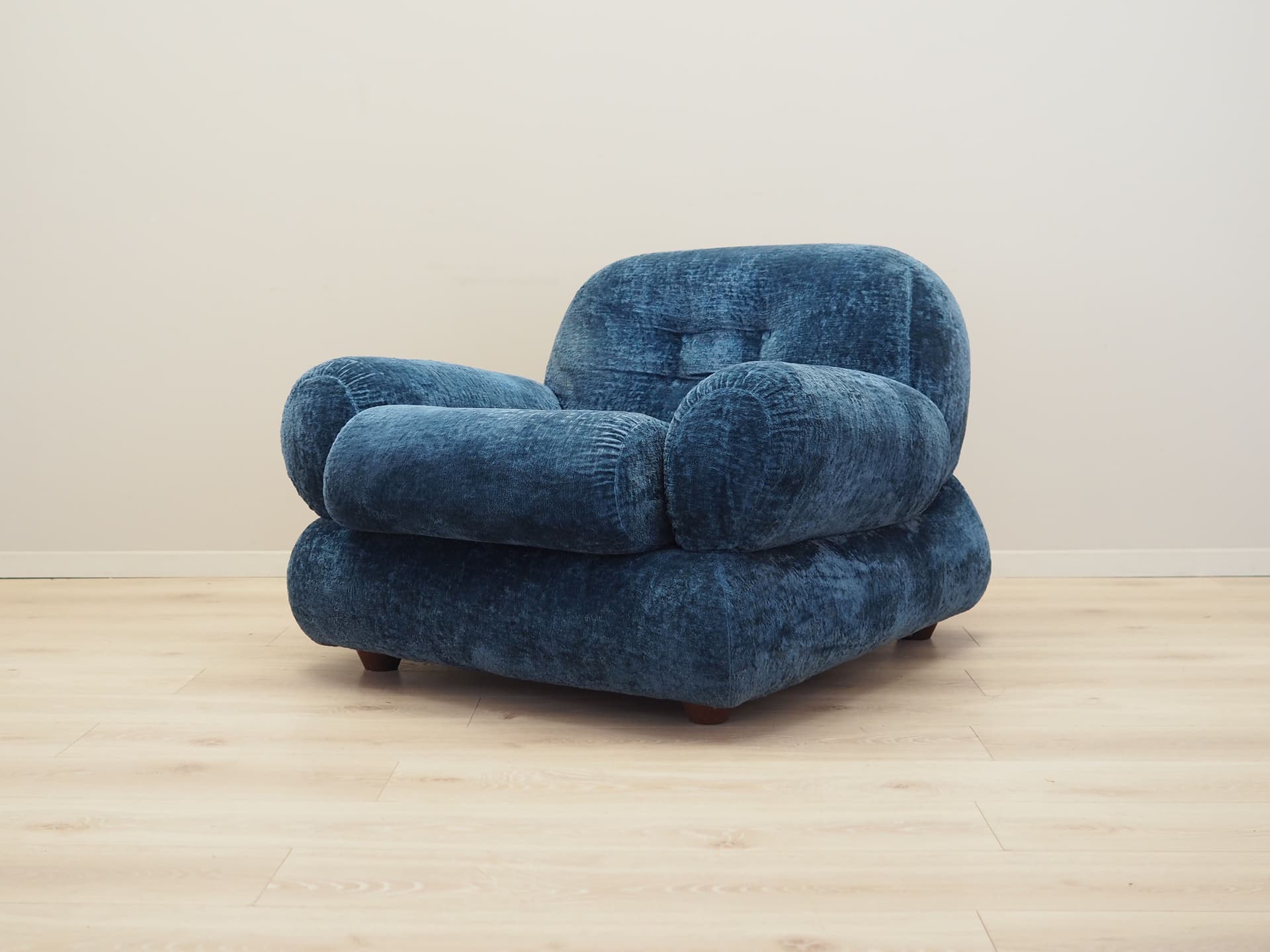 Armchair, blue velvet, Italy, 1970s. - 81106