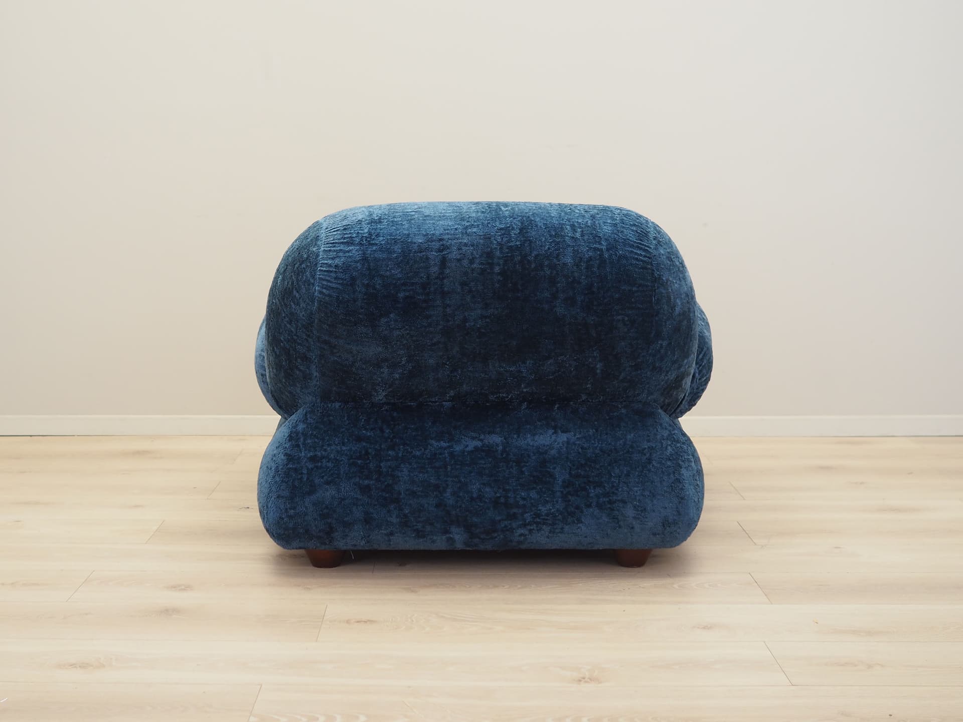 Armchair, blue velvet, Italy, 1970s. - 81110