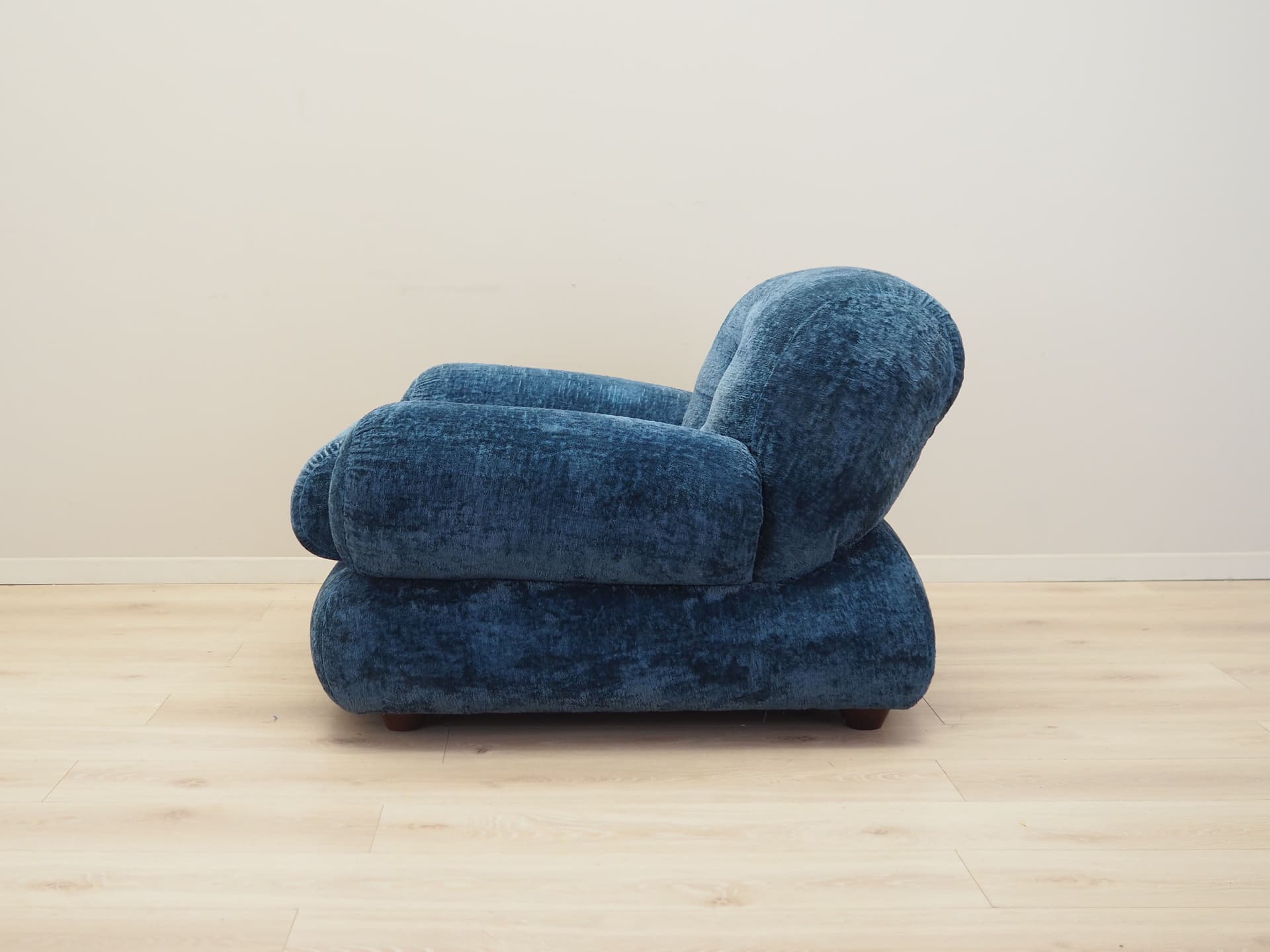 Armchair, blue velvet, Italy, 1970s. - 81107