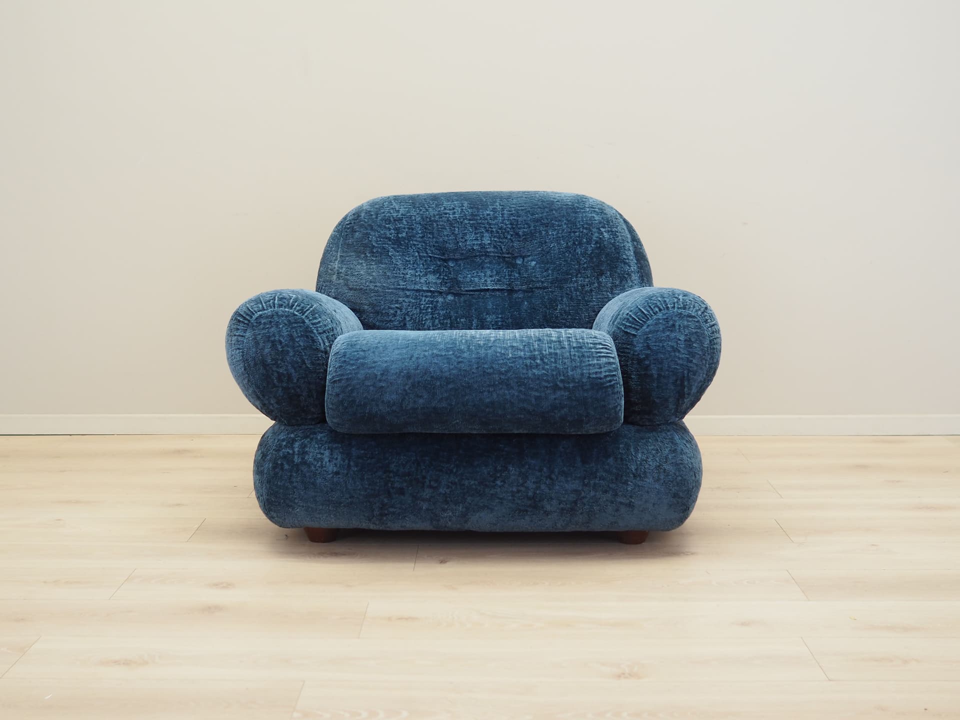Armchair, blue velvet, Italy, 1970s. - 81105