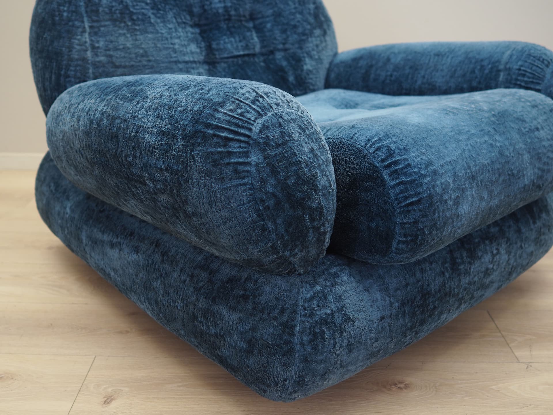 Armchair, blue velvet, Italy, 1970s. - 81116