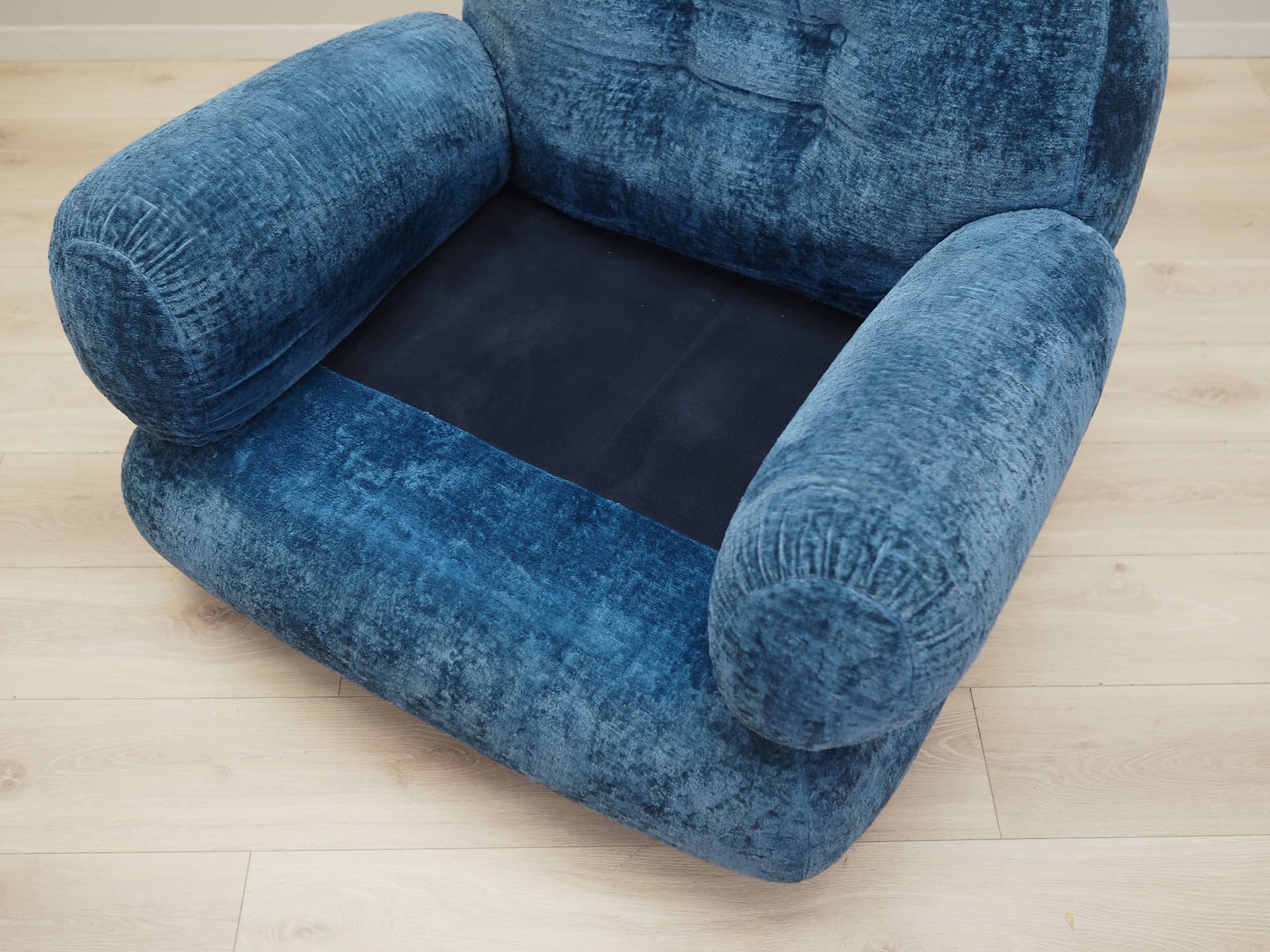 Armchair, blue velvet, Italy, 1970s. - 81117
