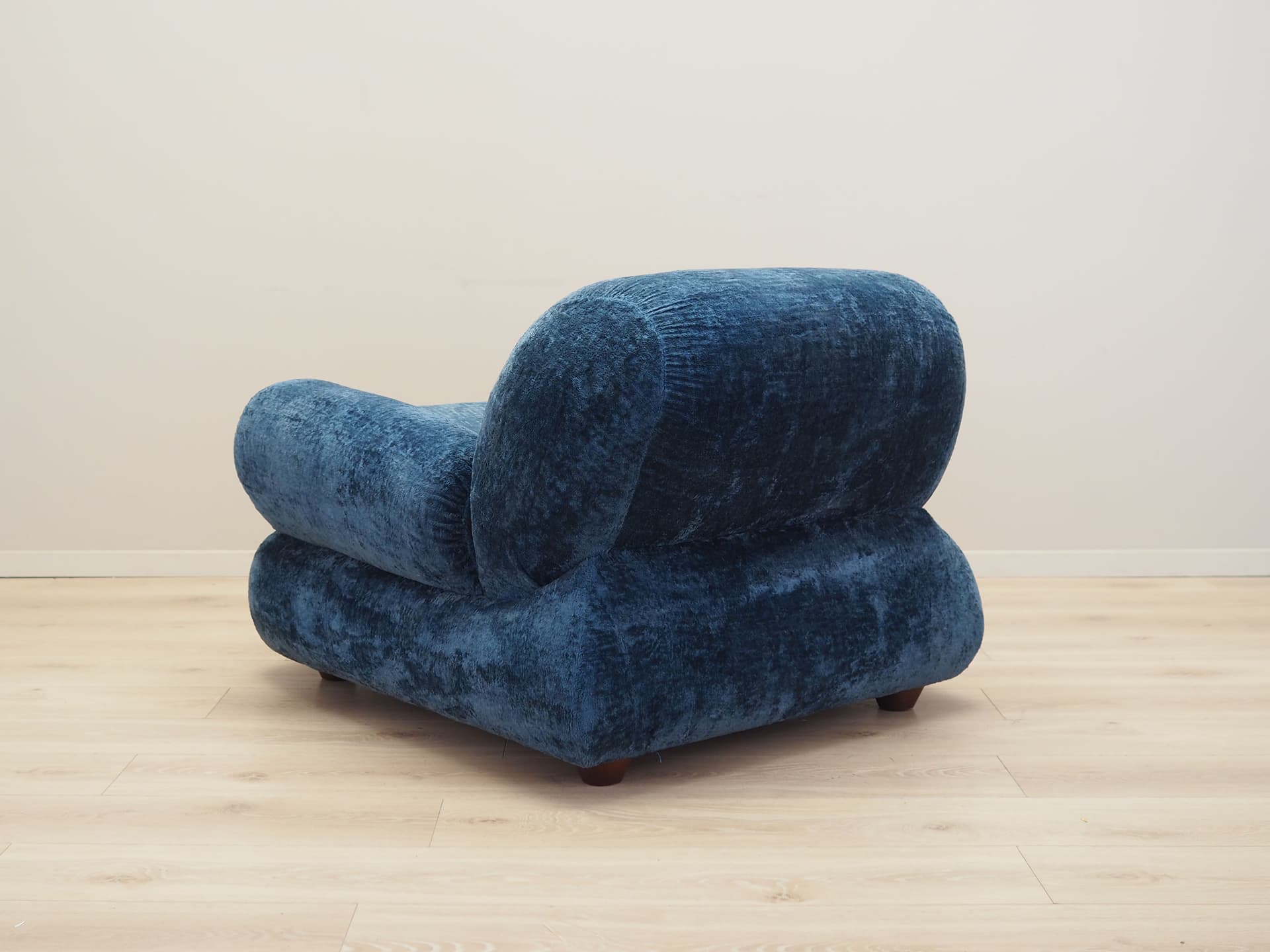 Armchair, blue velvet, Italy, 1970s. - 81109