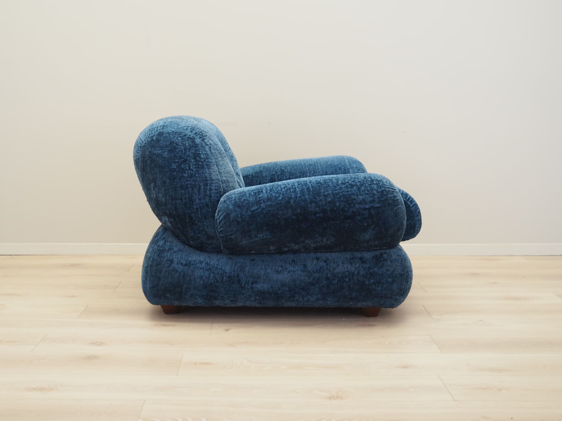 Armchair, blue velvet, Italy, 1970s. - 81108
